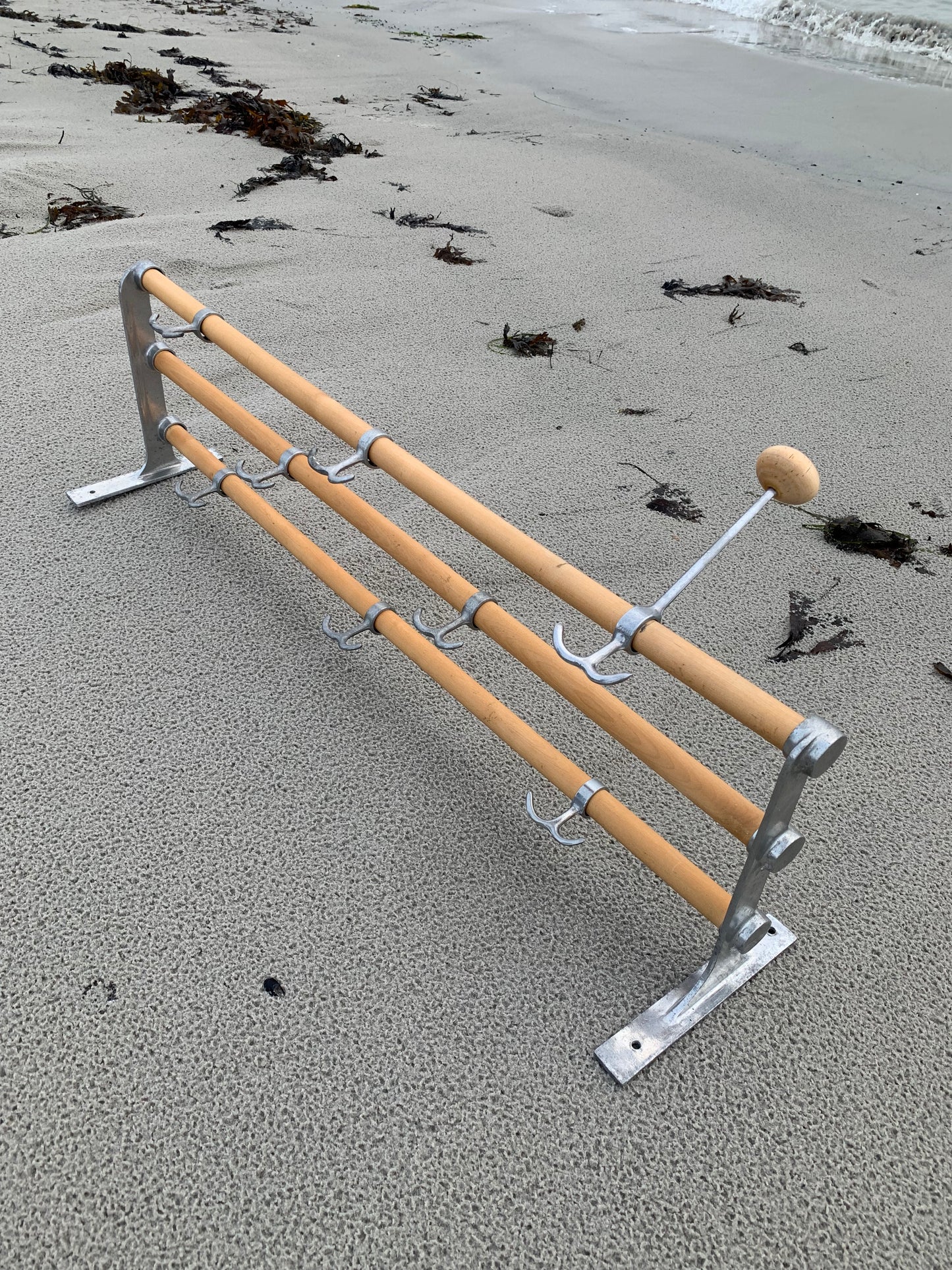 Regal mit Huthaken - Entworfen von Gunnar Bolin im Jahr 1937