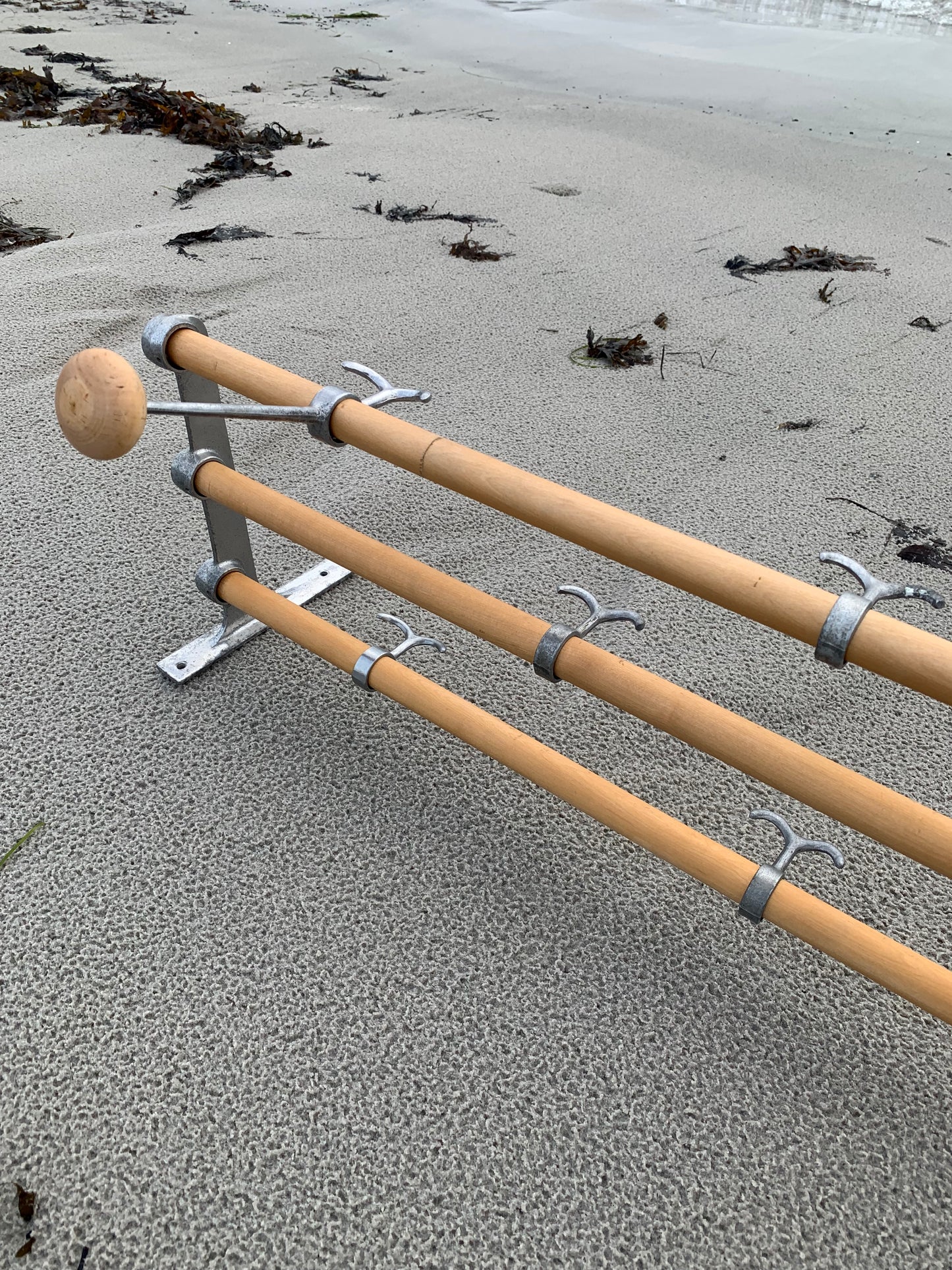 Regal mit Huthaken - Entworfen von Gunnar Bolin im Jahr 1937