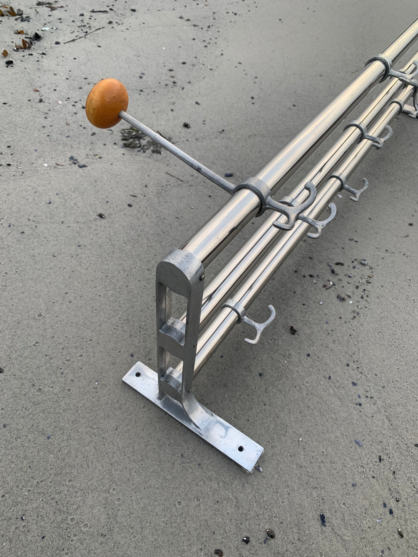 Regal mit Huthaken - Entworfen von Gunnar Bolin im Jahr 1937