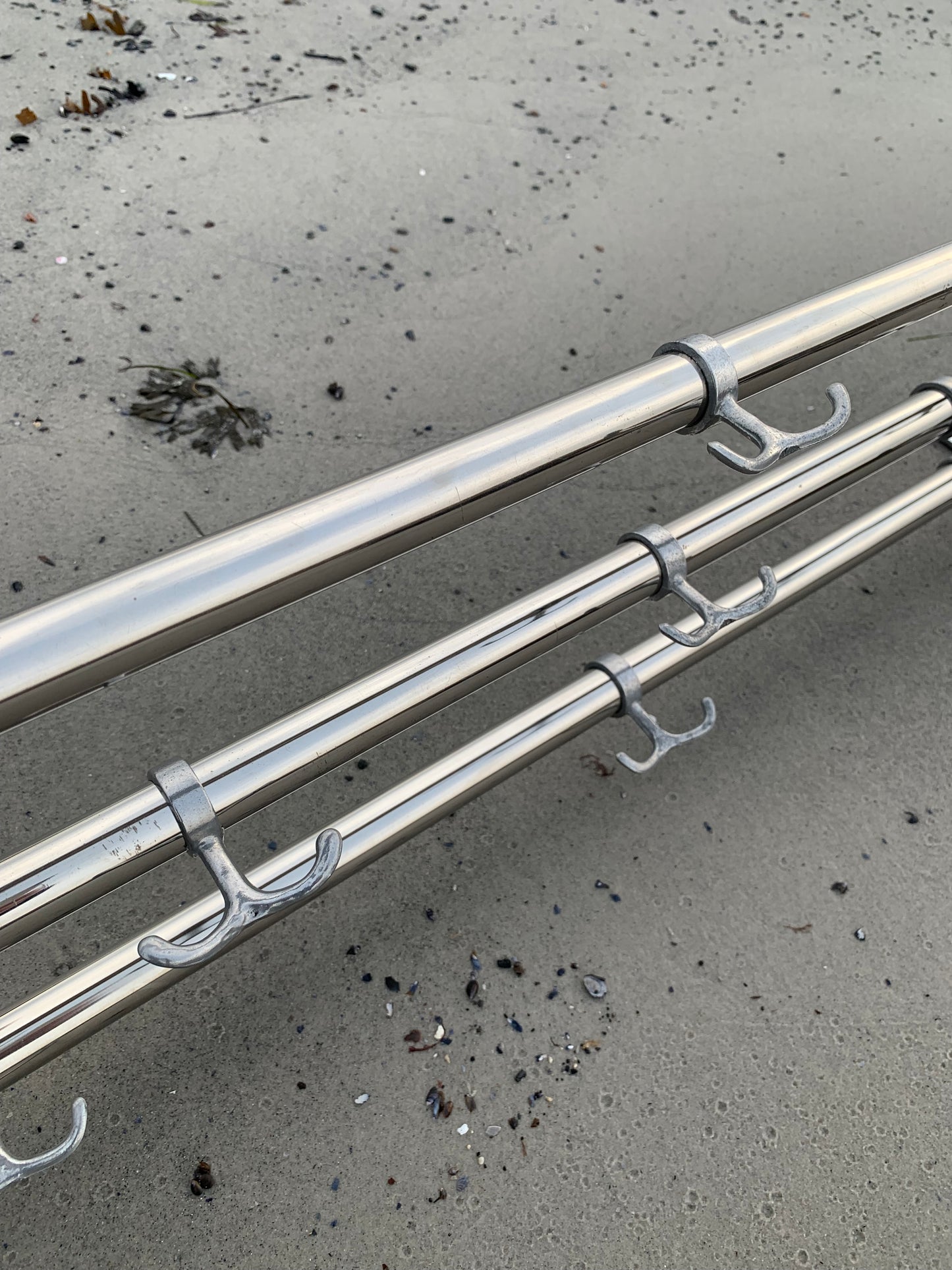 Regal mit Huthaken - Entworfen von Gunnar Bolin im Jahr 1937