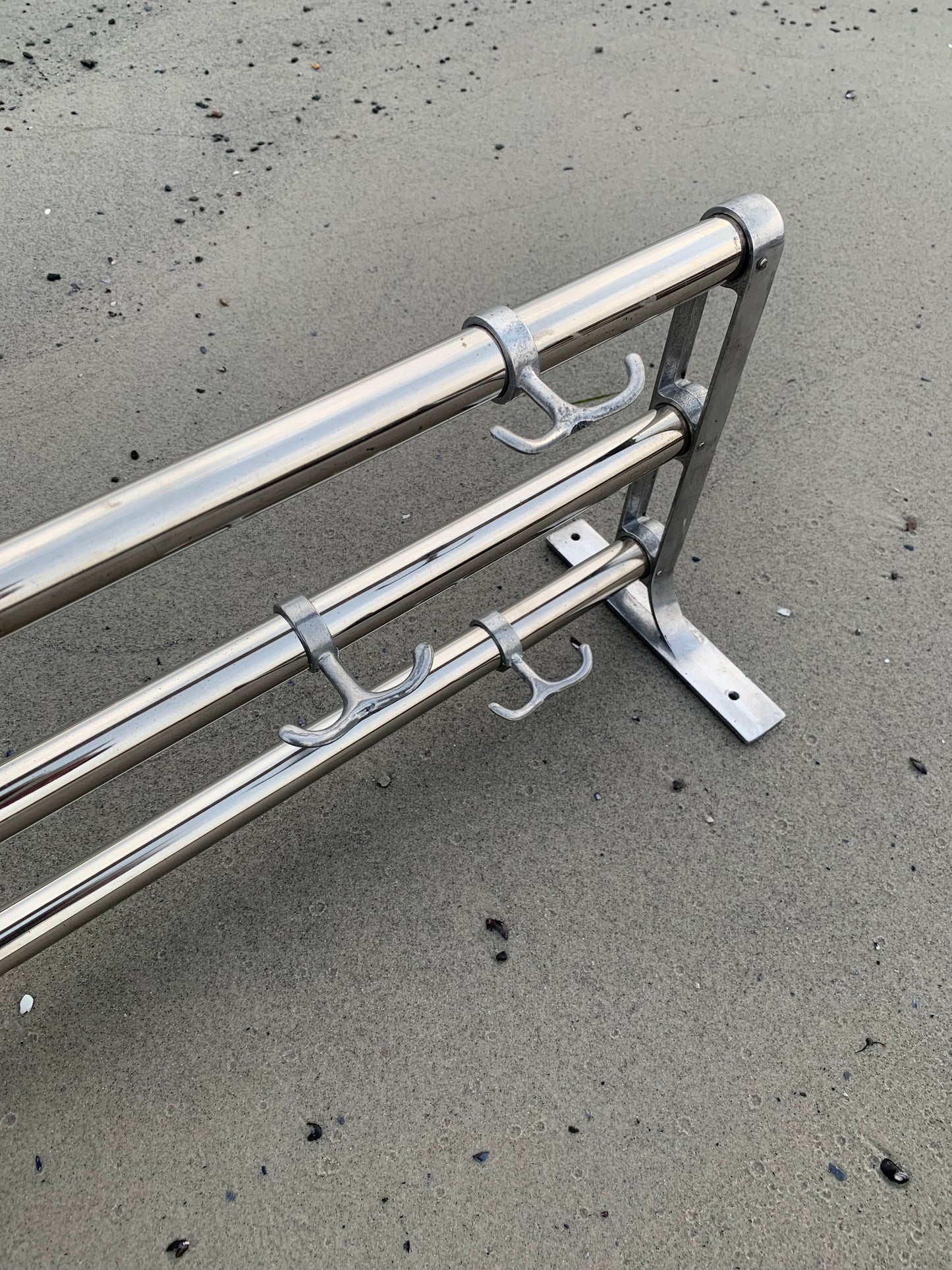 Regal mit Huthaken - Entworfen von Gunnar Bolin im Jahr 1937