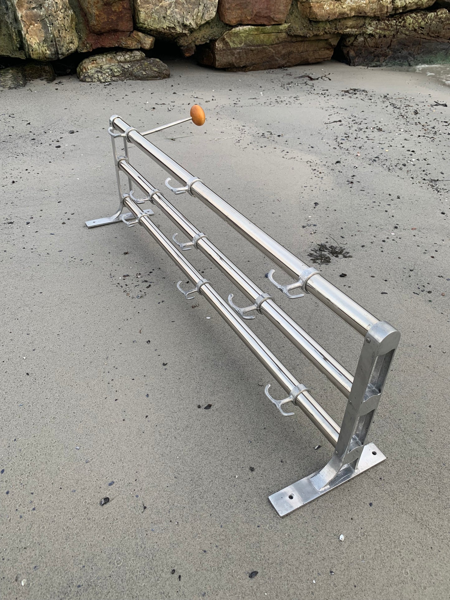 Regal mit Huthaken - Entworfen von Gunnar Bolin im Jahr 1937