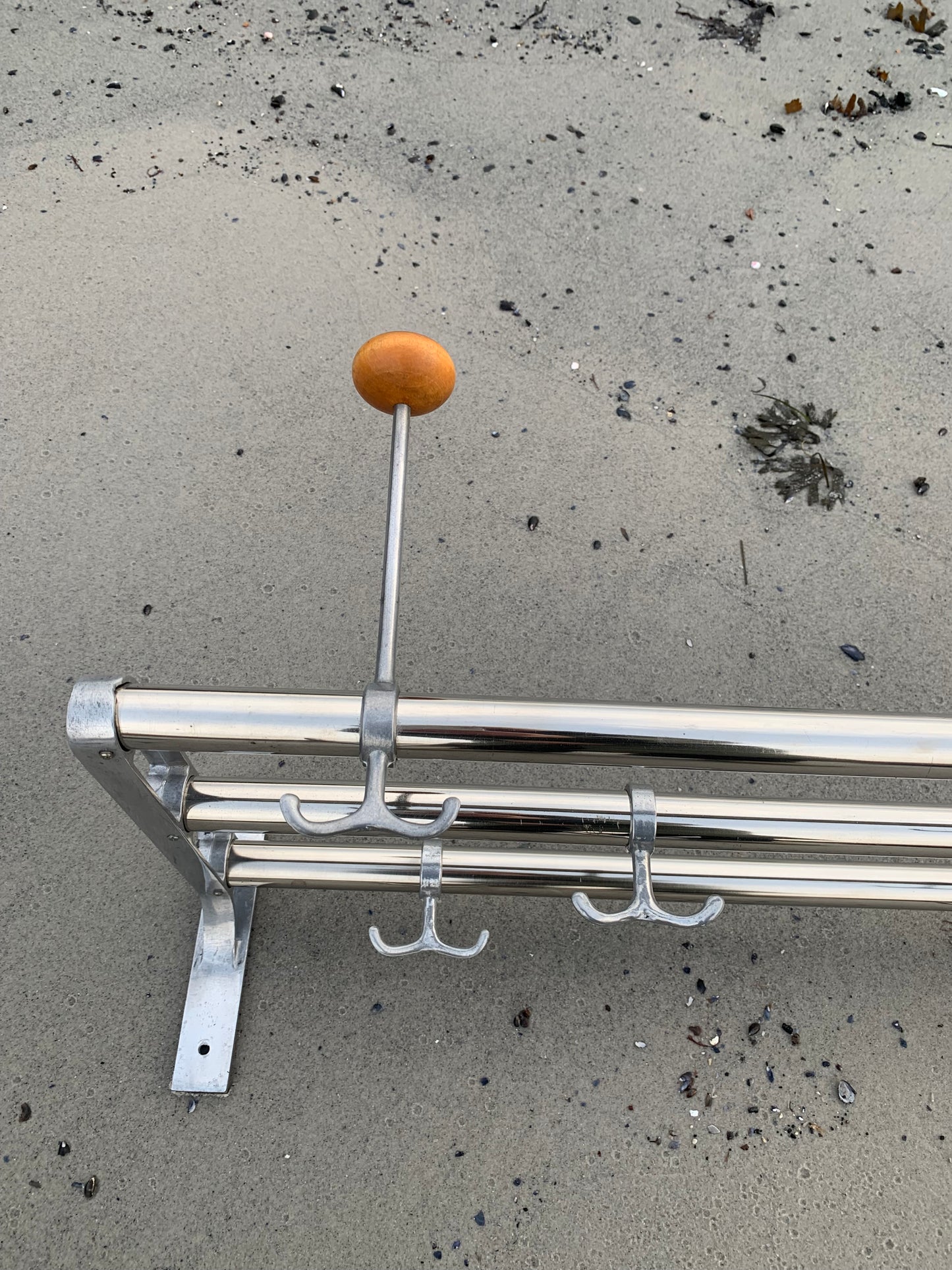 Regal mit Huthaken - Entworfen von Gunnar Bolin im Jahr 1937