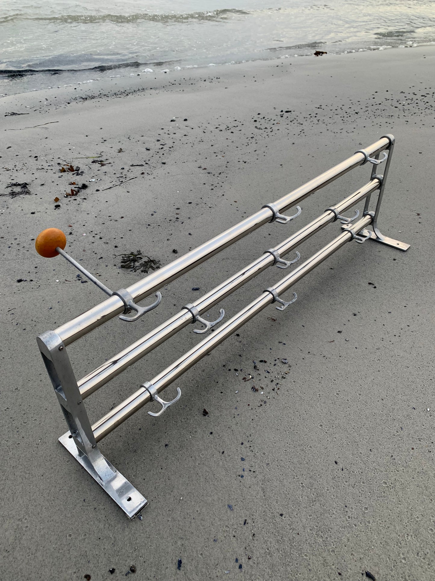 Regal mit Huthaken - Entworfen von Gunnar Bolin im Jahr 1937