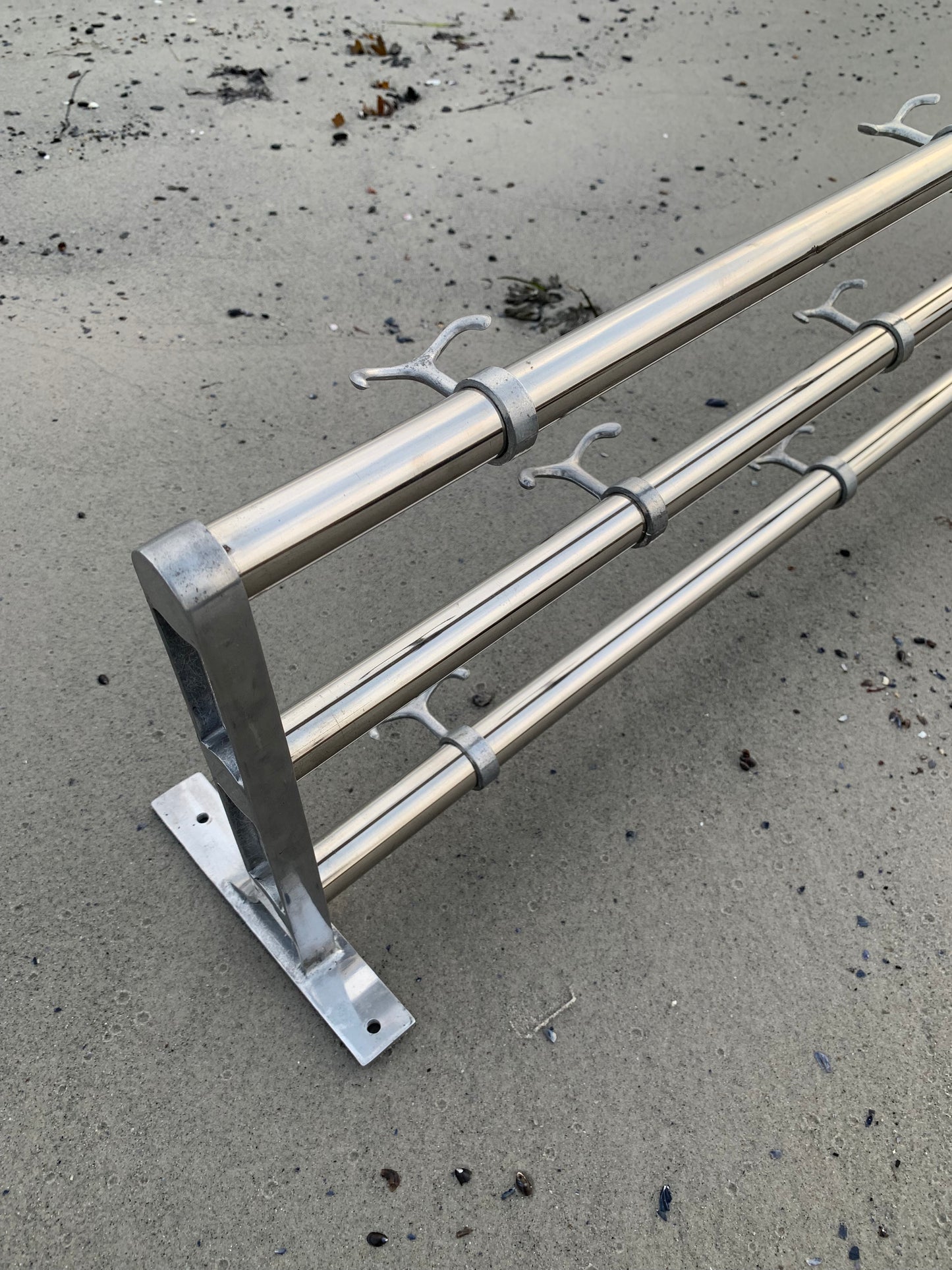 Regal mit Huthaken - Entworfen von Gunnar Bolin im Jahr 1937