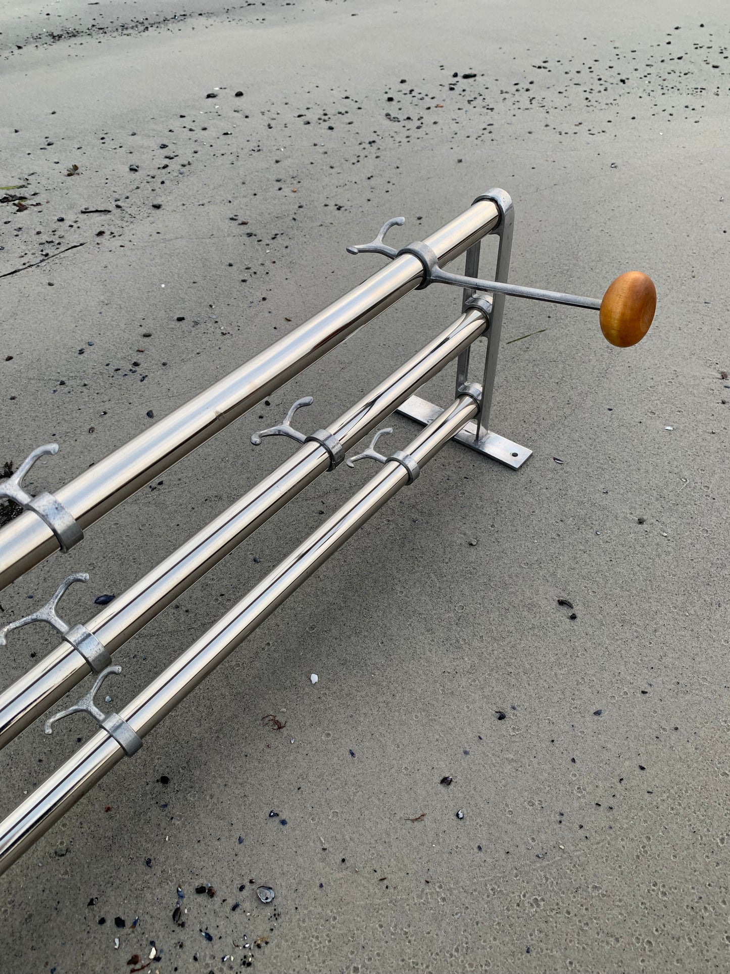 Regal mit Huthaken - Entworfen von Gunnar Bolin im Jahr 1937