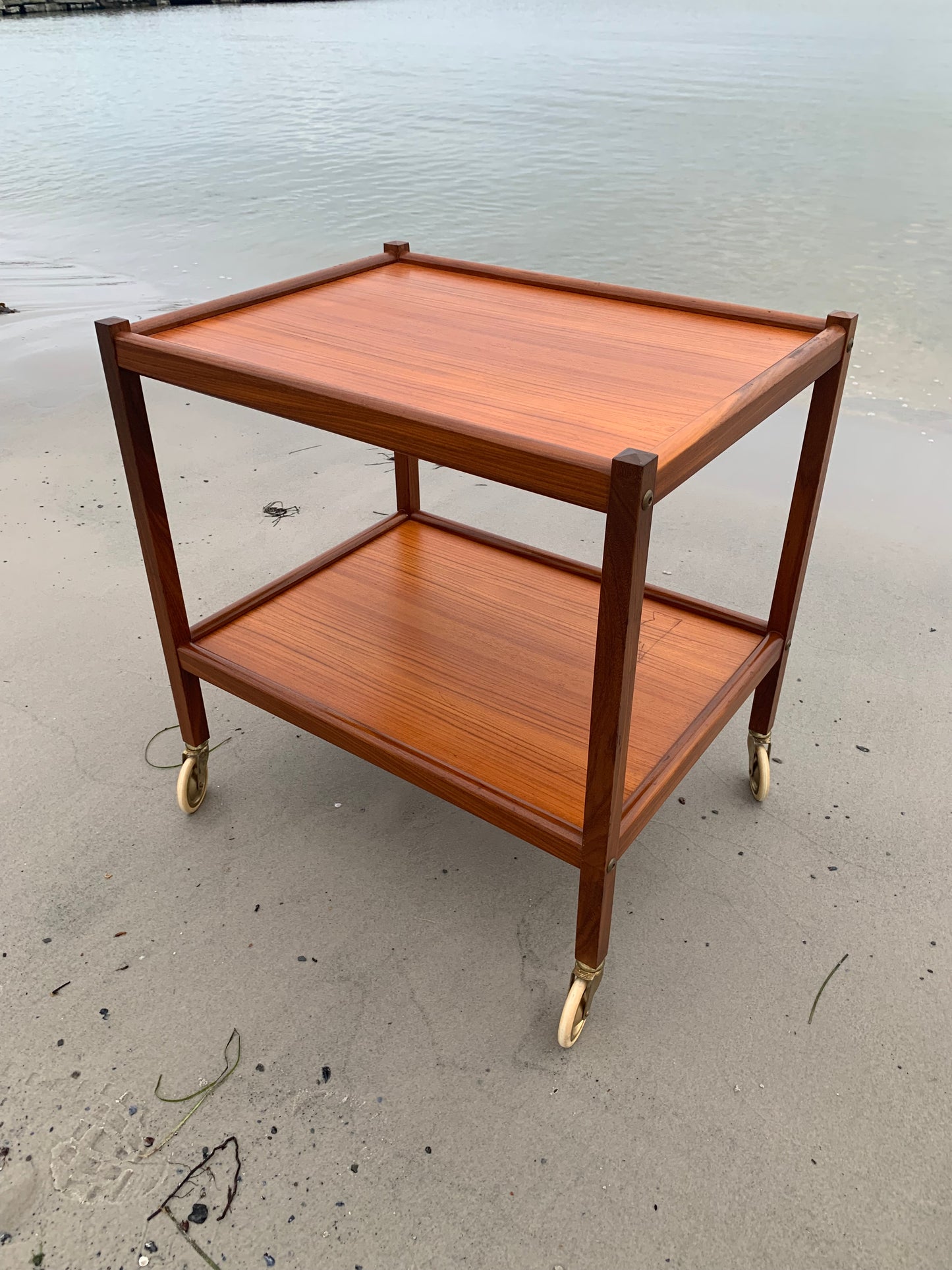 Servierwagen mit Rädern