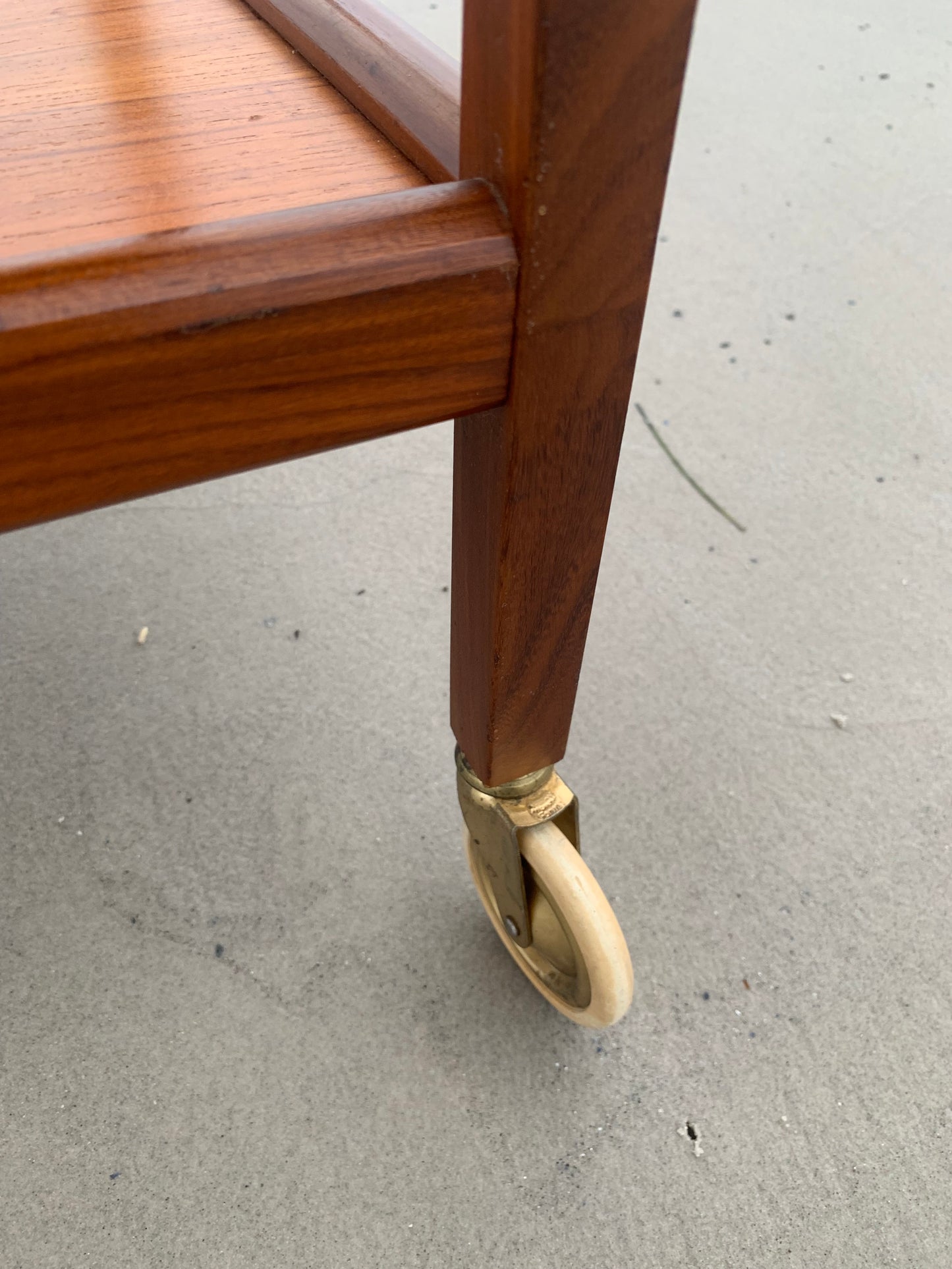 Servierwagen mit Rädern