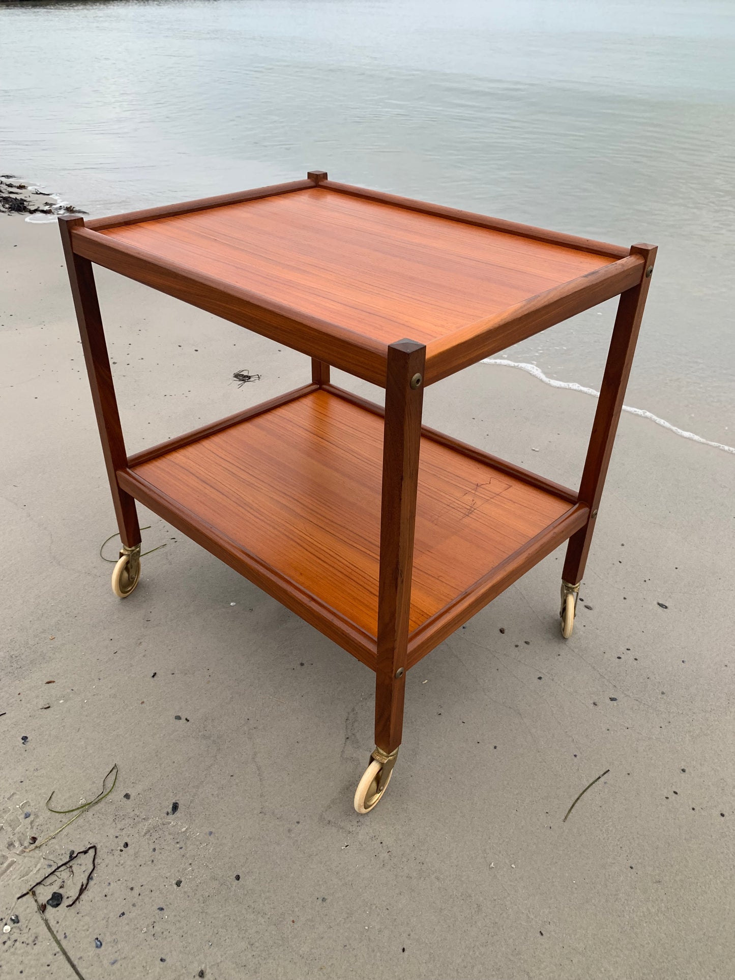 Servierwagen mit Rädern