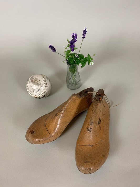 Dekorative Schuhleisten – werden zusammen als Paar verkauft