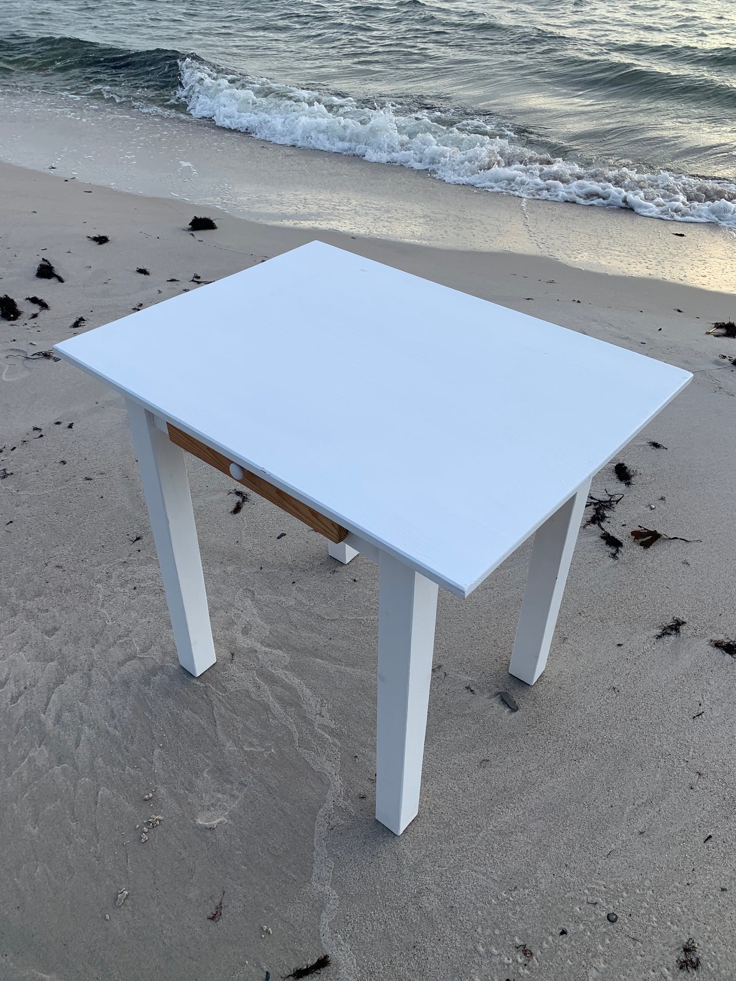 Tisch mit Holzschublade