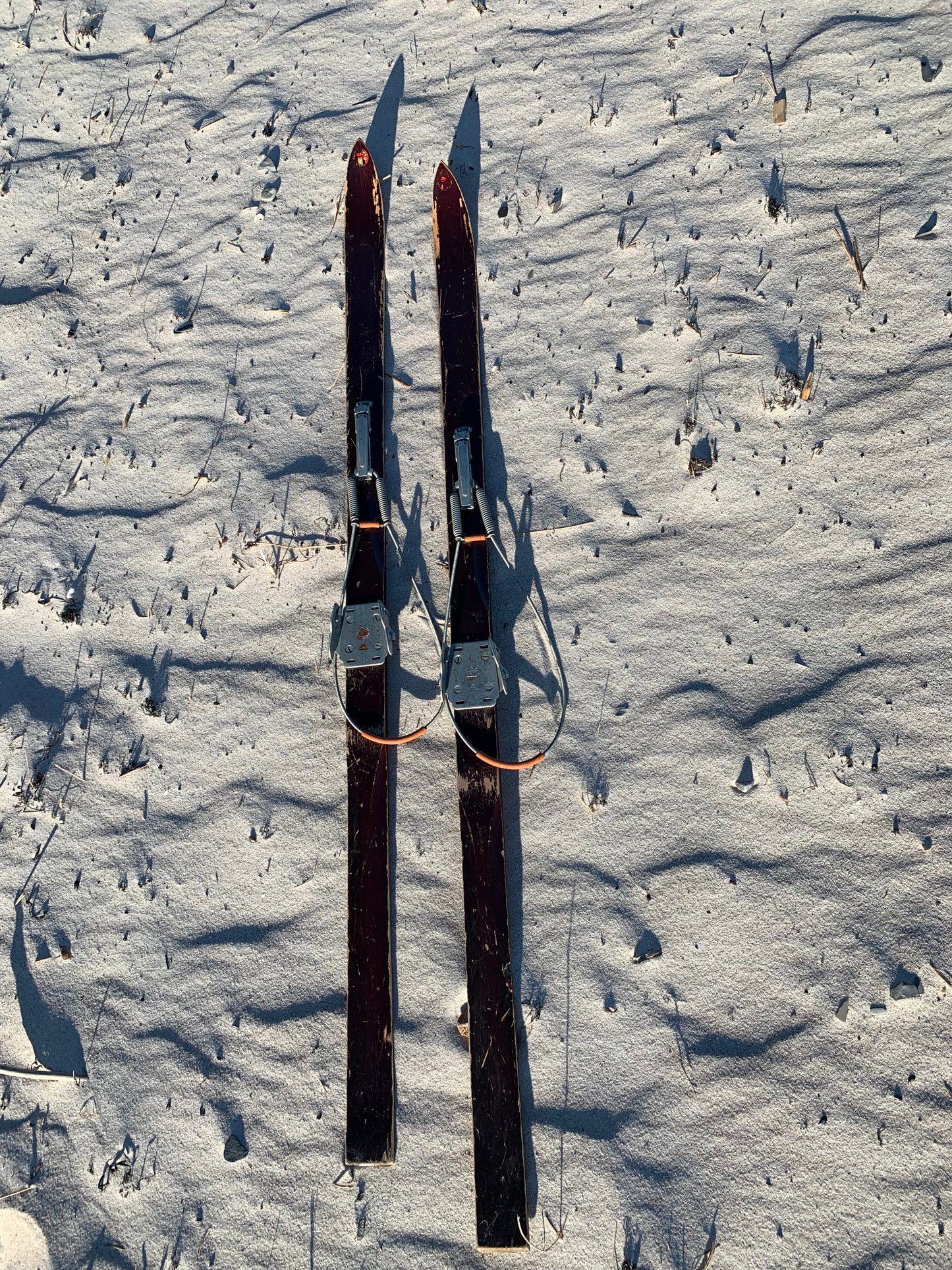 Lustige alte und dekorative Skier