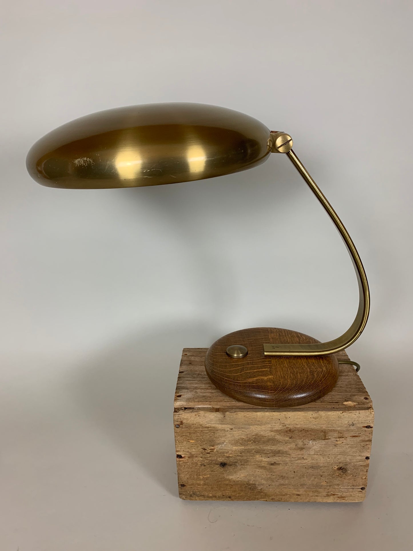 Vintage Lampe aus Messing mit Sockel aus Eiche