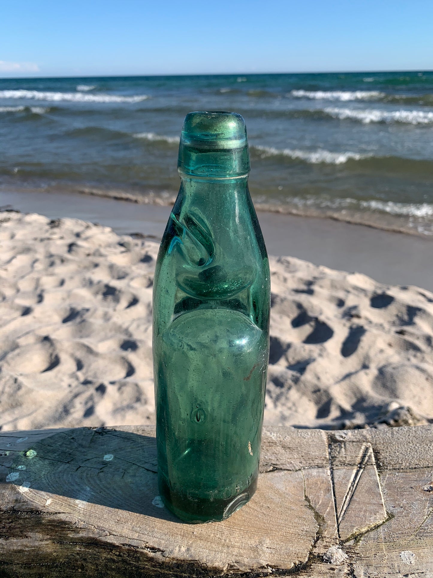 Alte rustikale Flasche mit Kugel