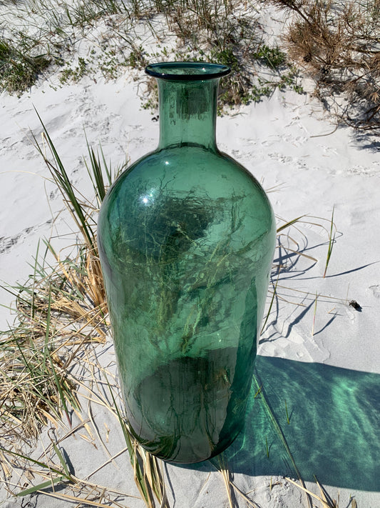 Große und dekorative grüne Flasche
