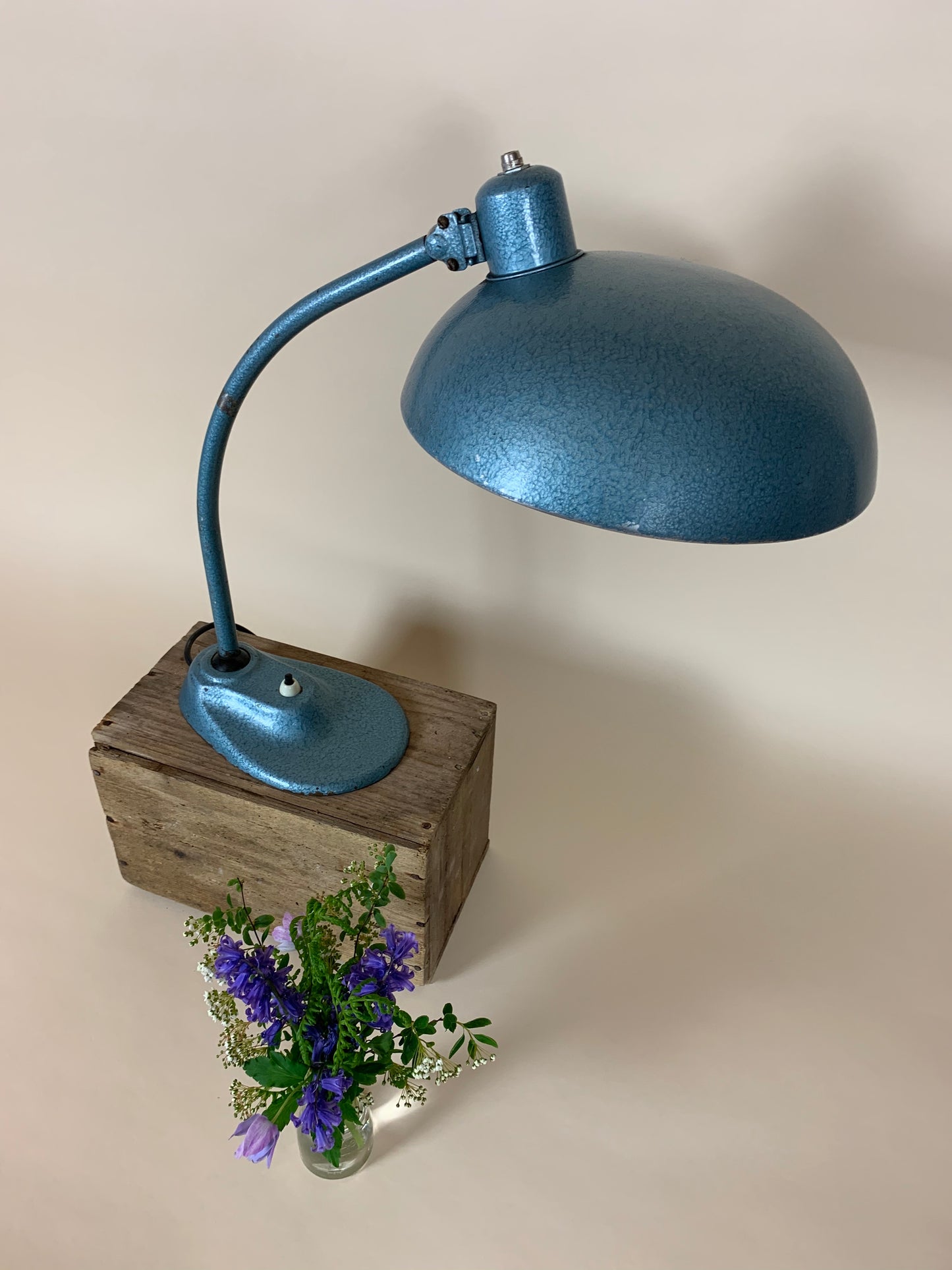 Marianne Brandt Leuchte in blauem Hammerschlaglack