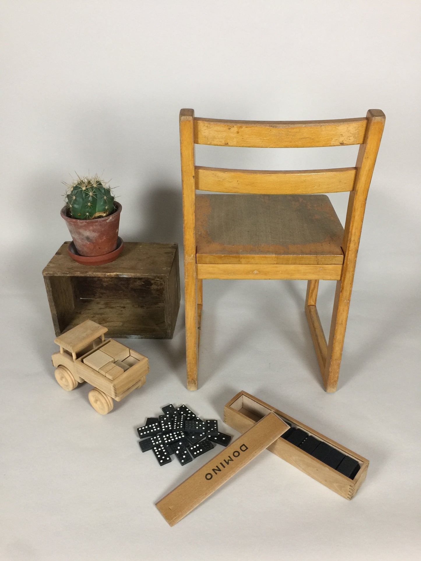 Kinderstuhl aus Holz aus einer Institution