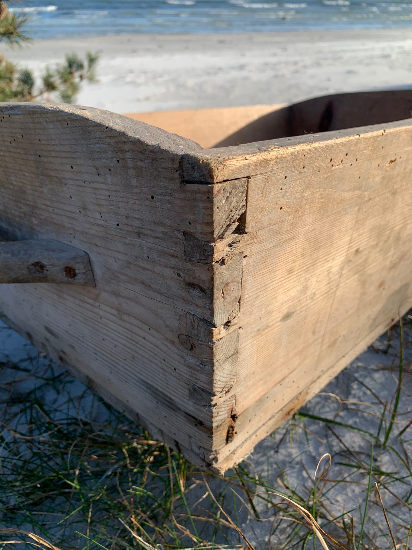 Schöne alte Holzkiste mit Griffen auf beiden Seiten