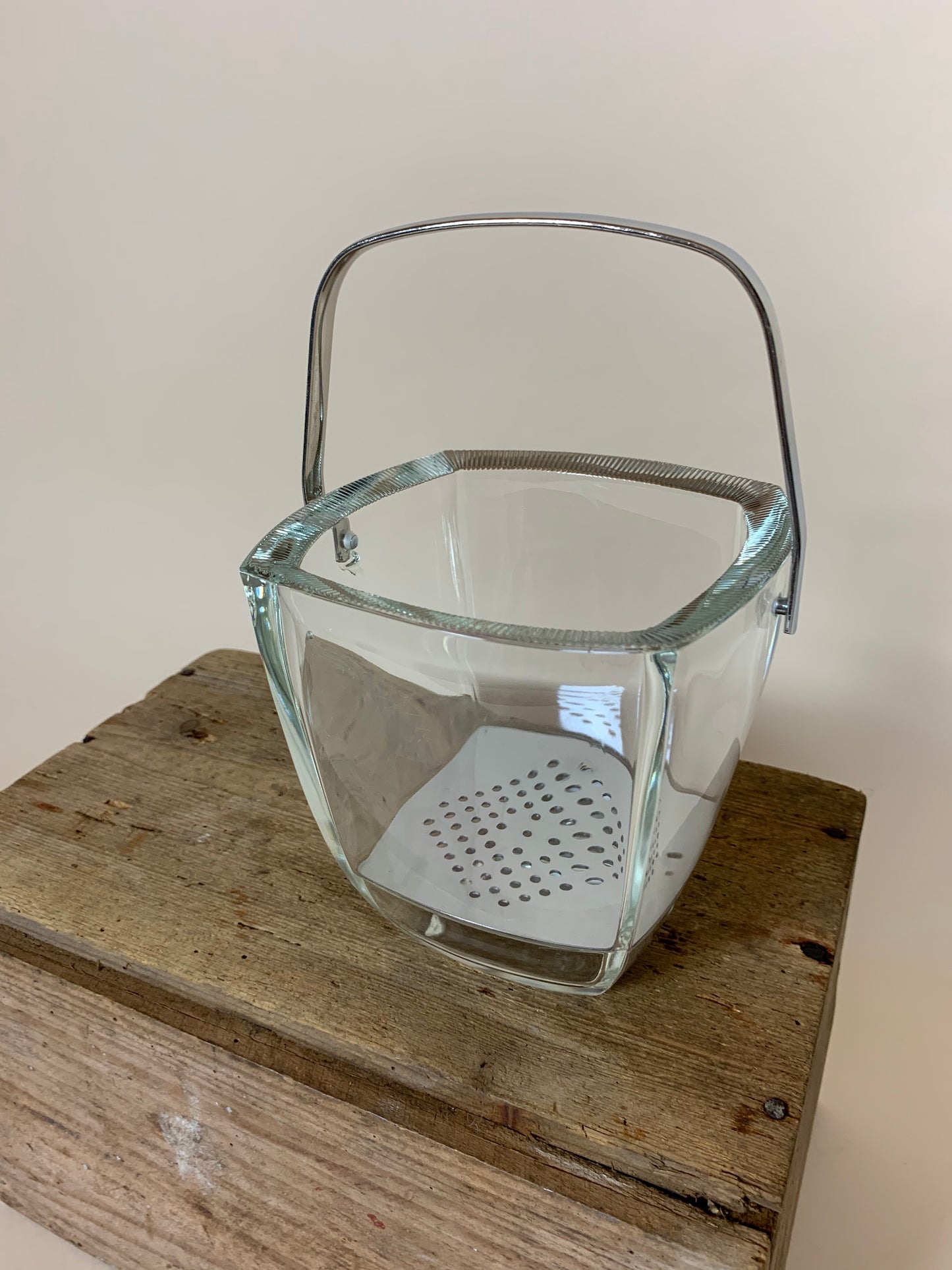 Eiskübel aus Glas mit Muster am Rand