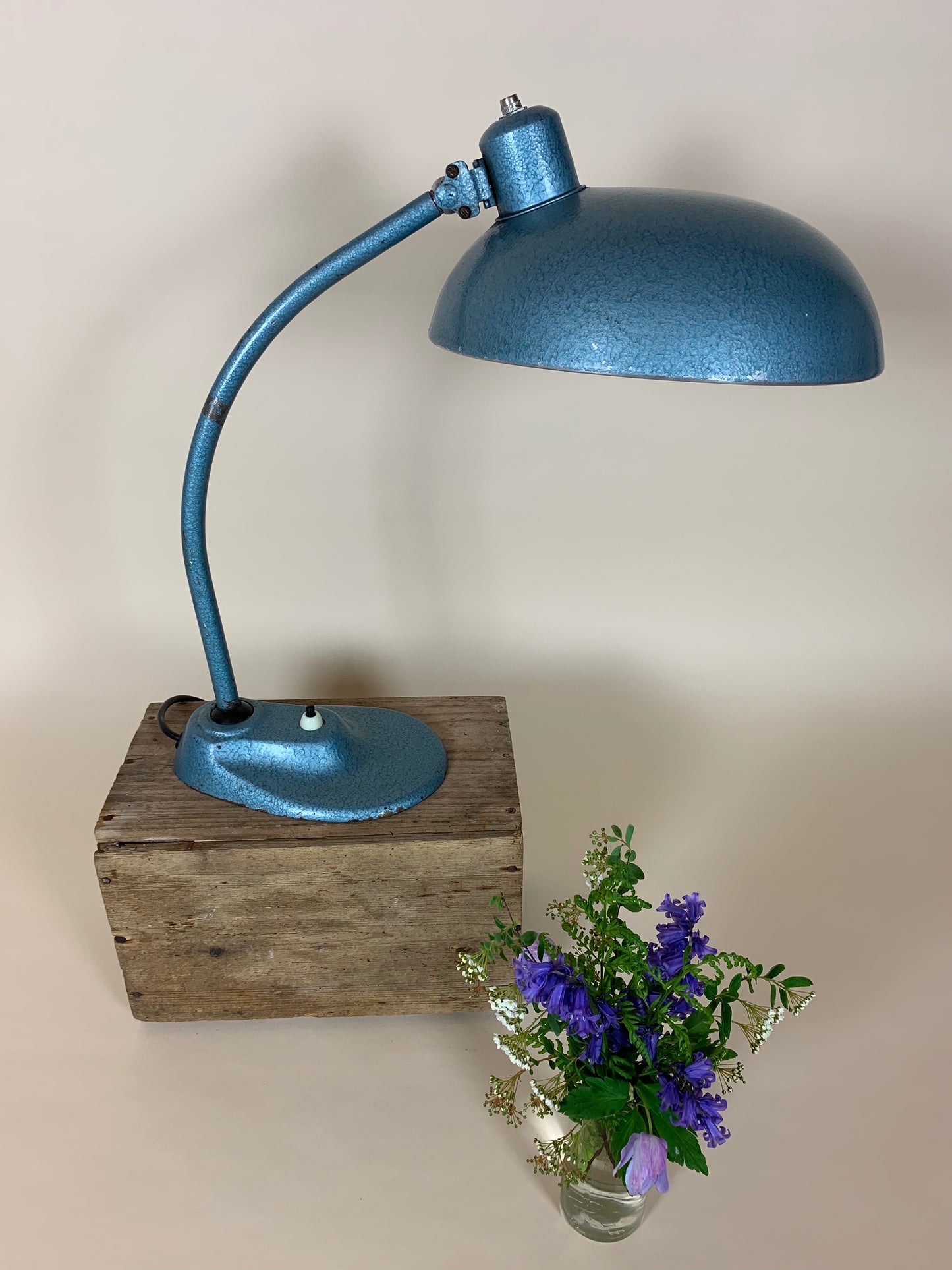 Marianne Brandt Leuchte in blauem Hammerschlaglack