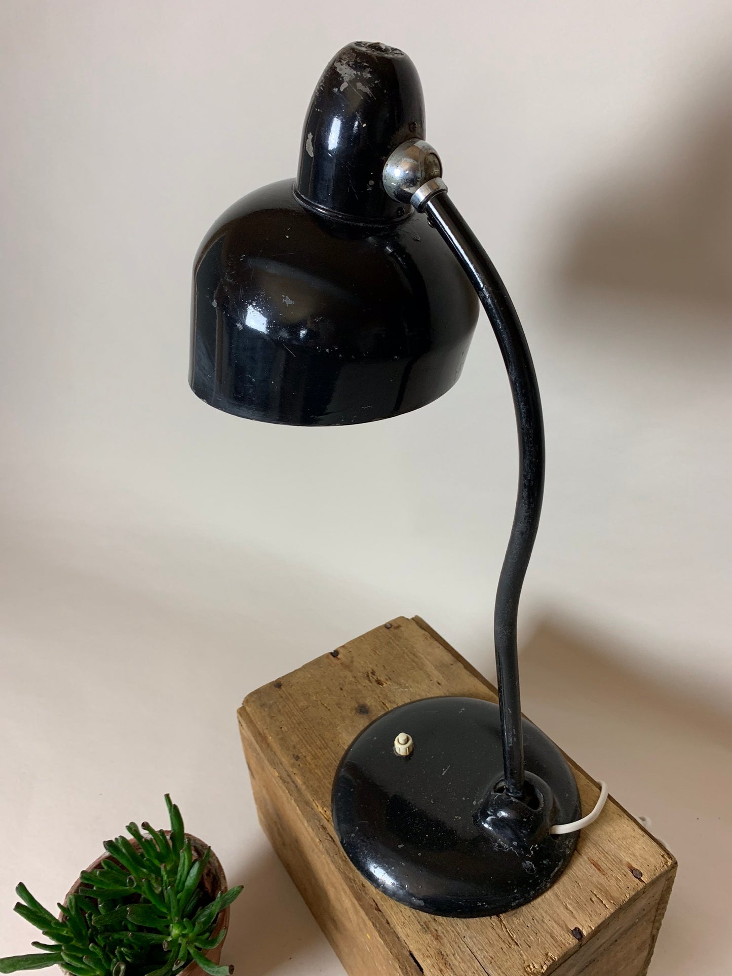 Raw Escolux Vintage Lampe mit Patina