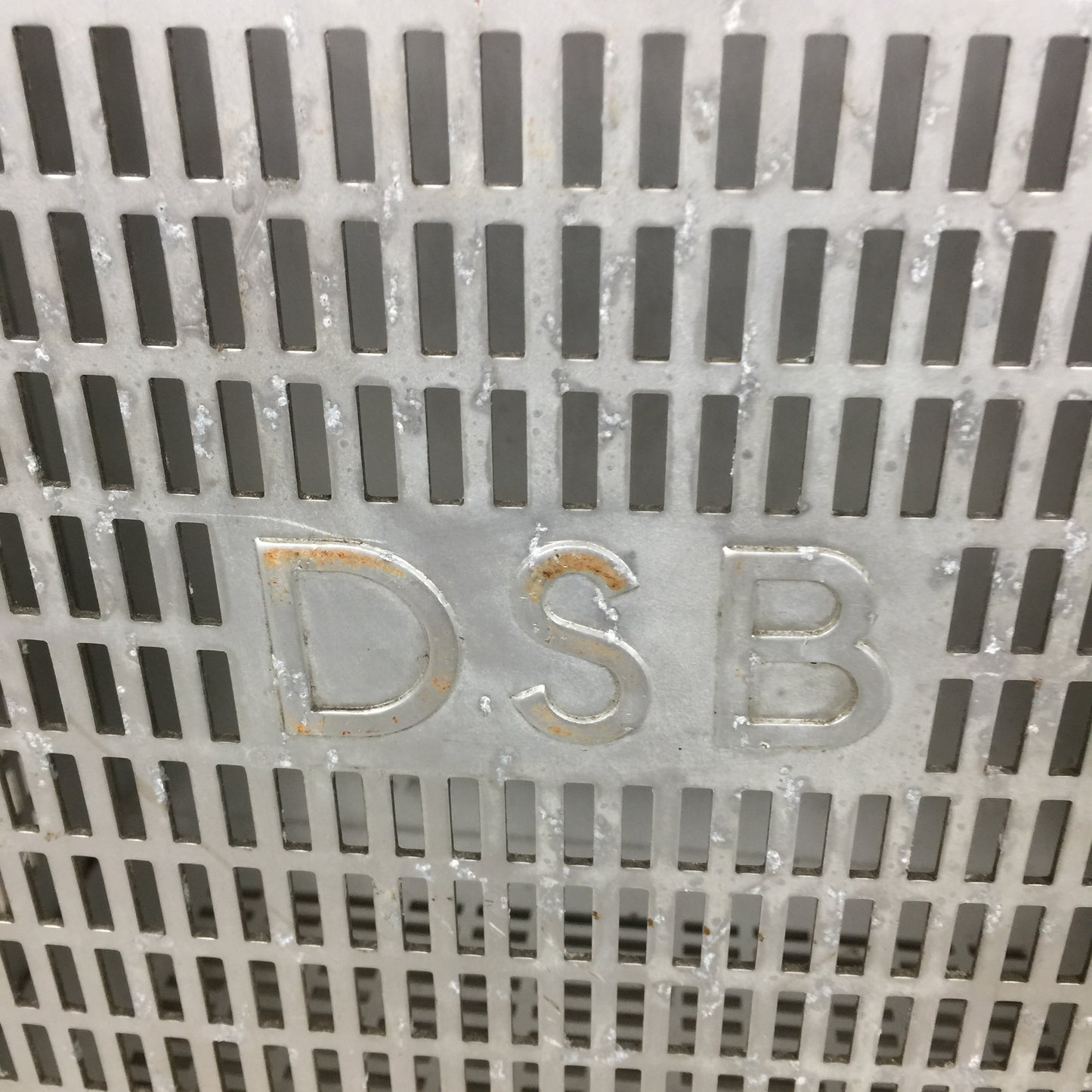 Industrieller und roher DSB-Mülleimer mit Logo