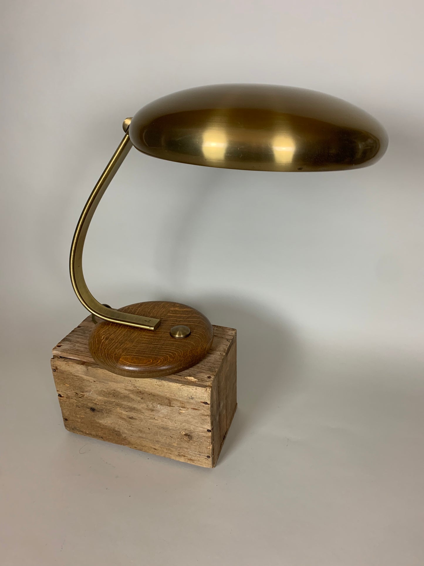 Vintage Lampe aus Messing mit Sockel aus Eiche