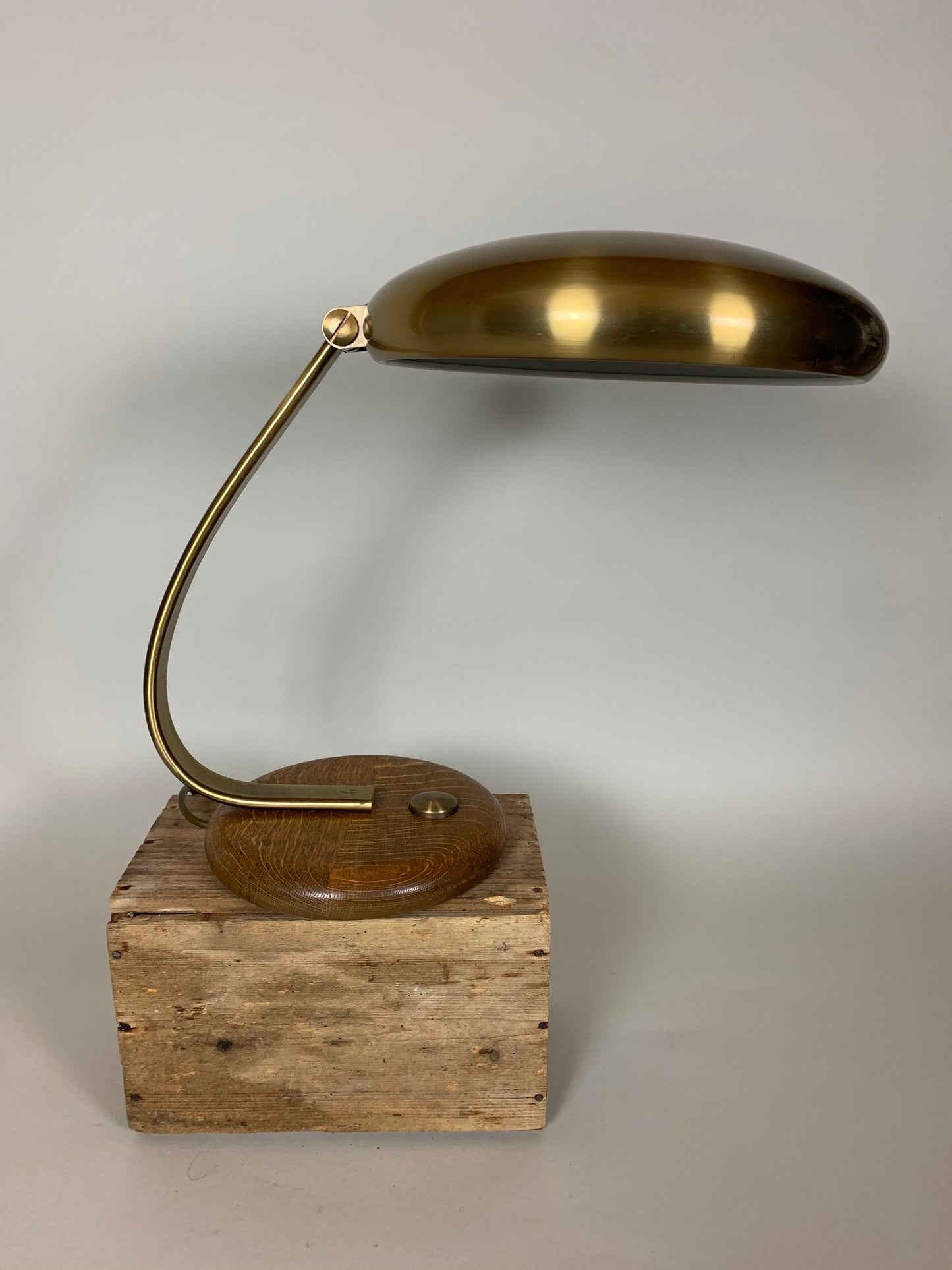 Vintage Lampe aus Messing mit Sockel aus Eiche