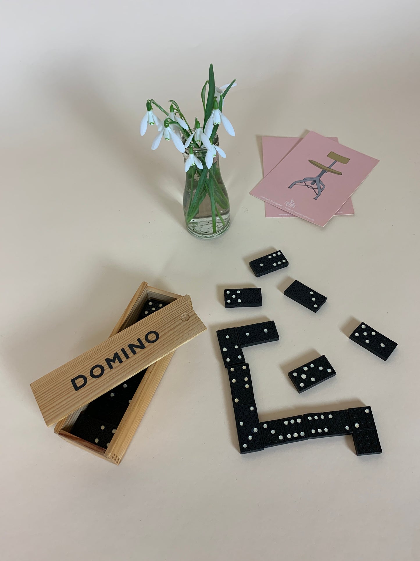 Dominospiel in Holzkiste