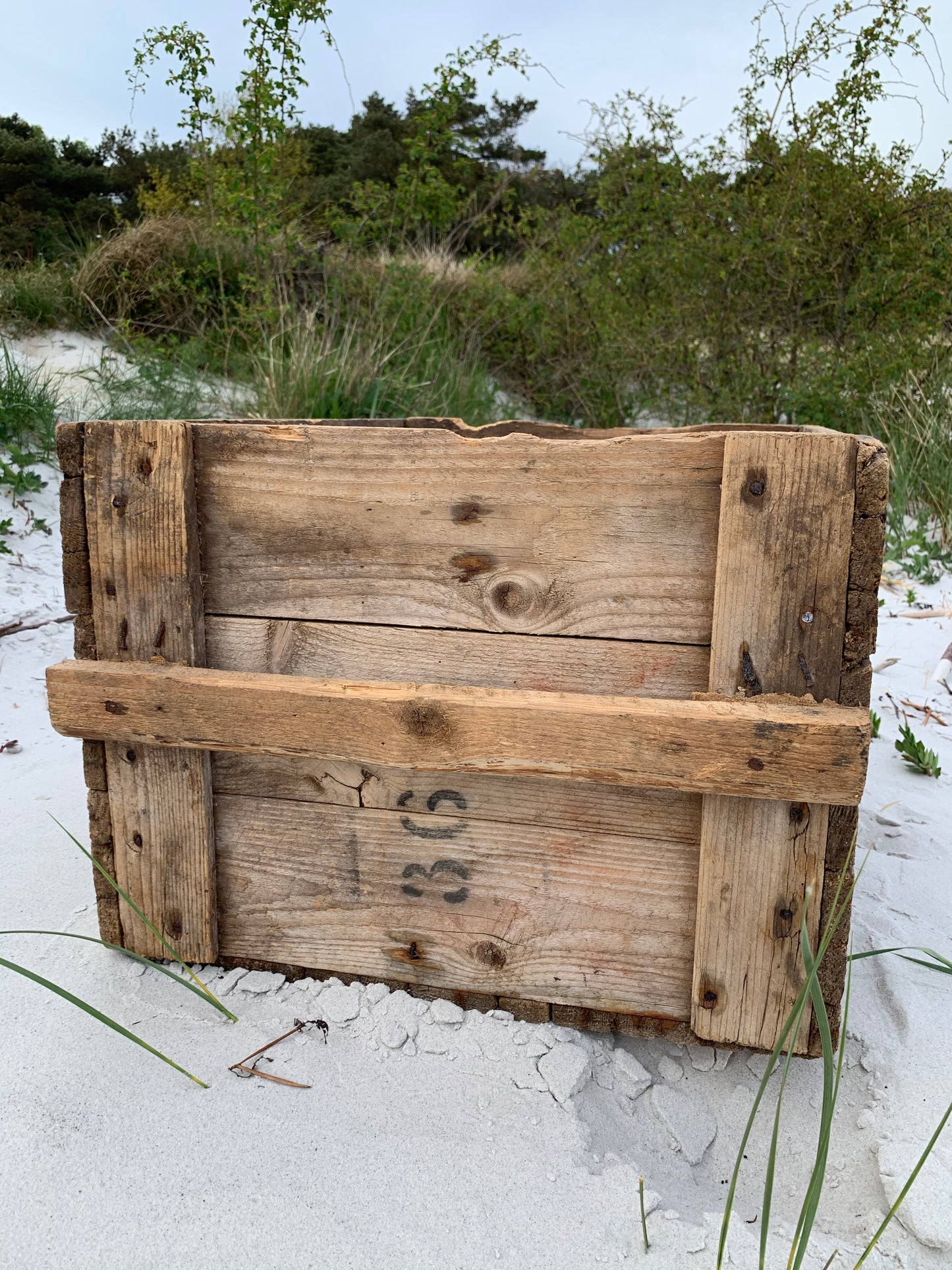 Große Holzkiste mit viel Patina