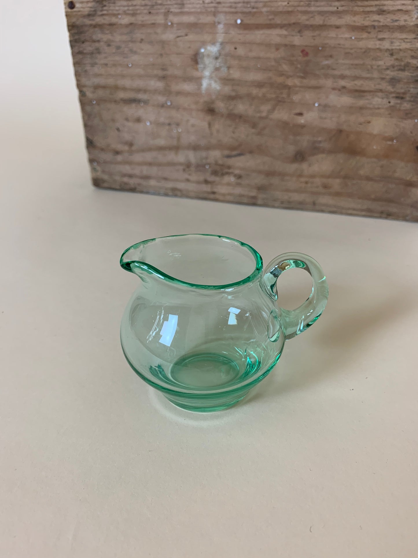 Kleine Kanne aus grünem Glas
