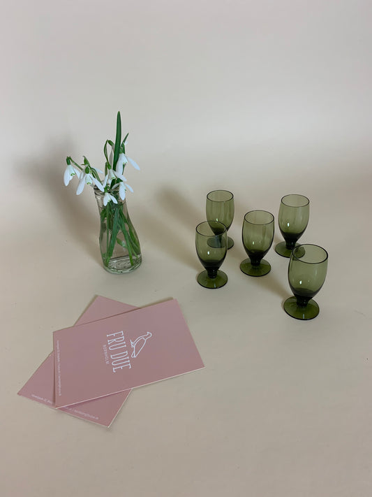 Kleines grünes Glas oder Vase für kleine Blumen