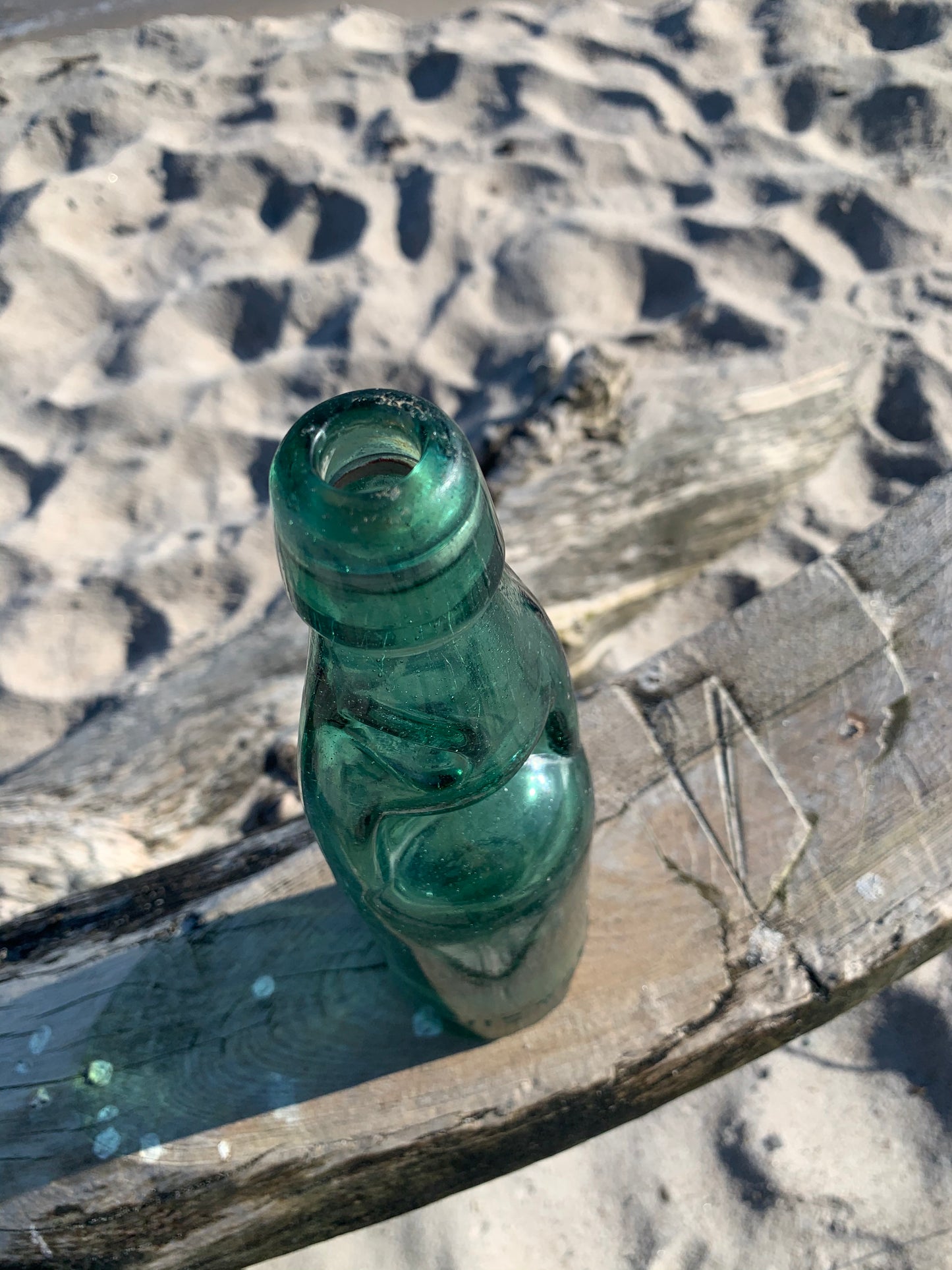 Alte rustikale Flasche mit Kugel