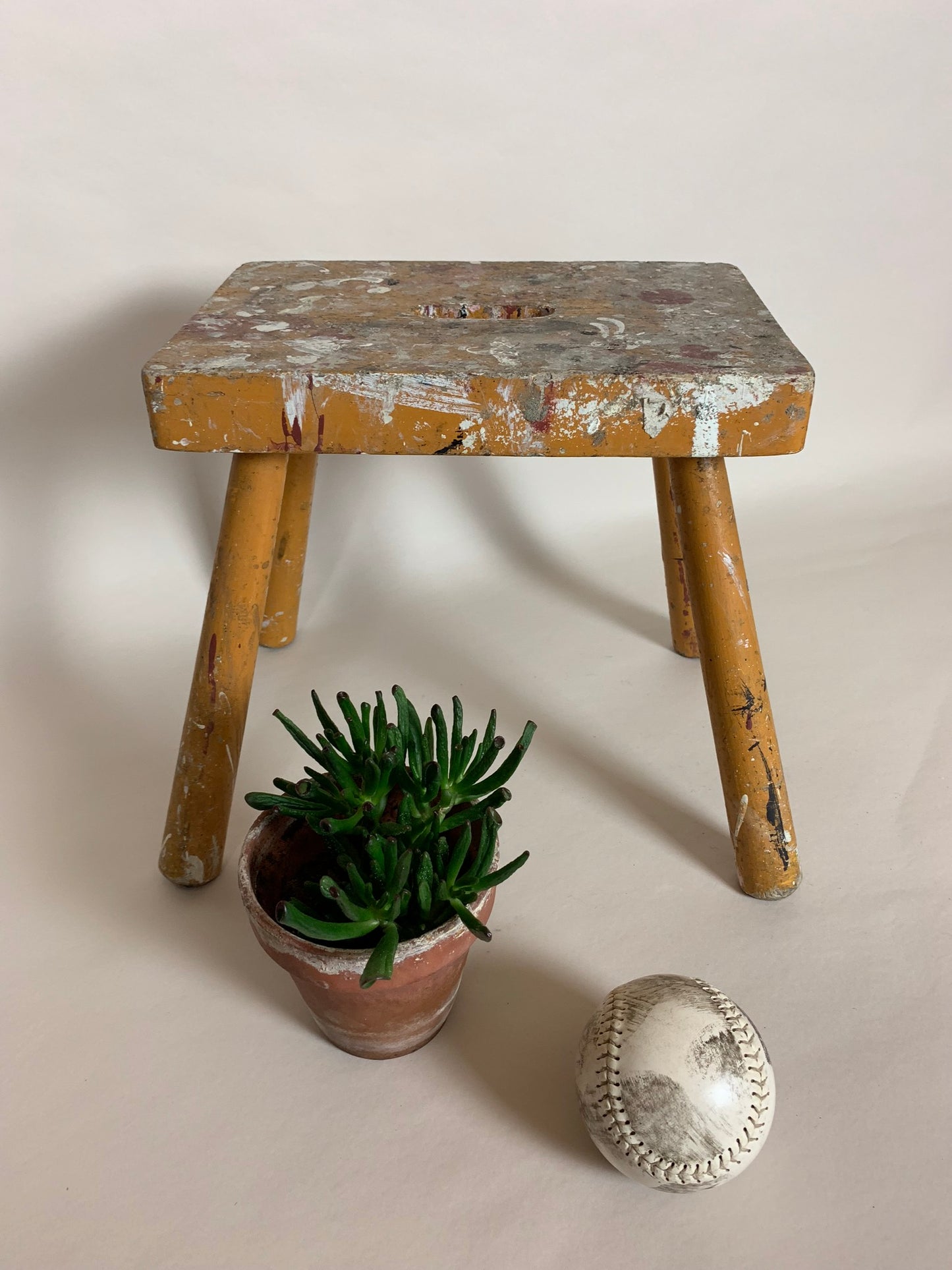 Hocker mit viel Patina