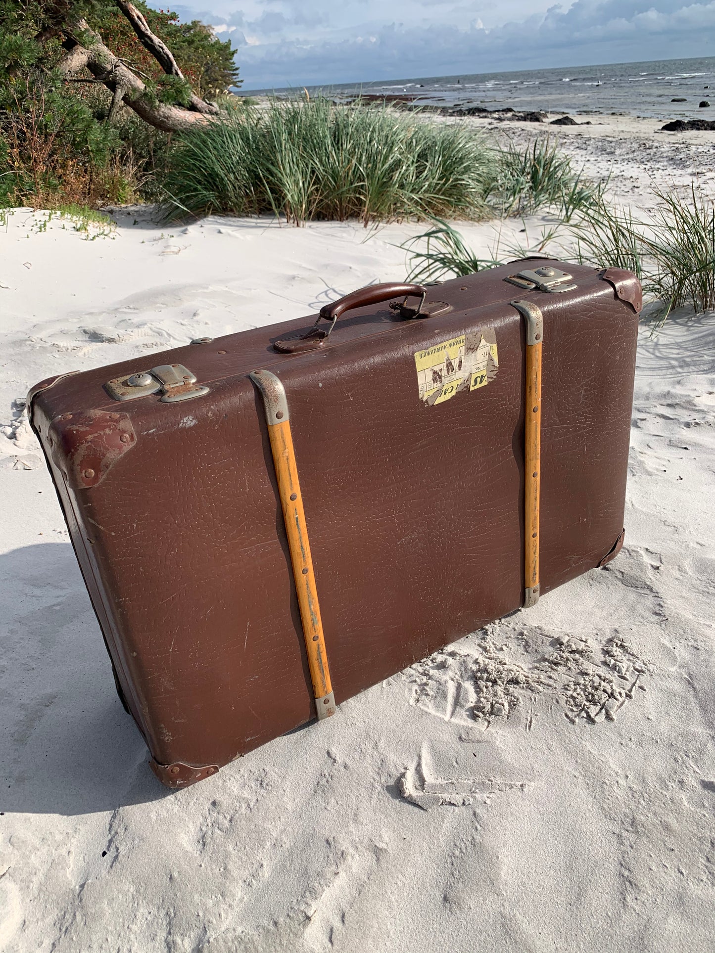 Schöner alter Koffer mit Holzlatten
