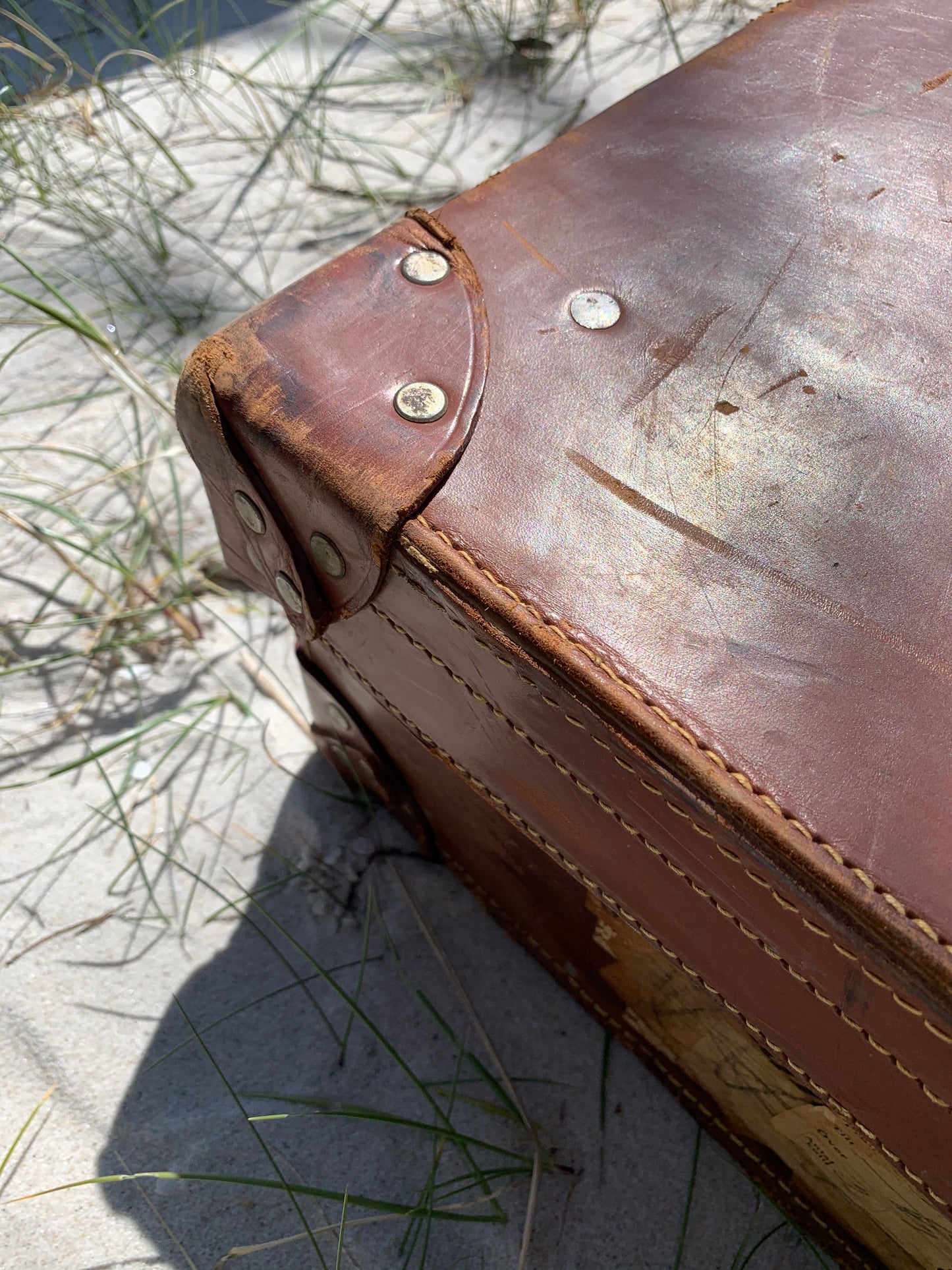 Großer brauner dekorativer Koffer aus Leder