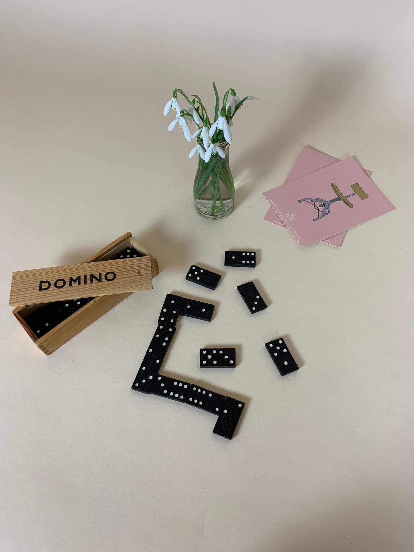 Dominospiel in Holzkiste