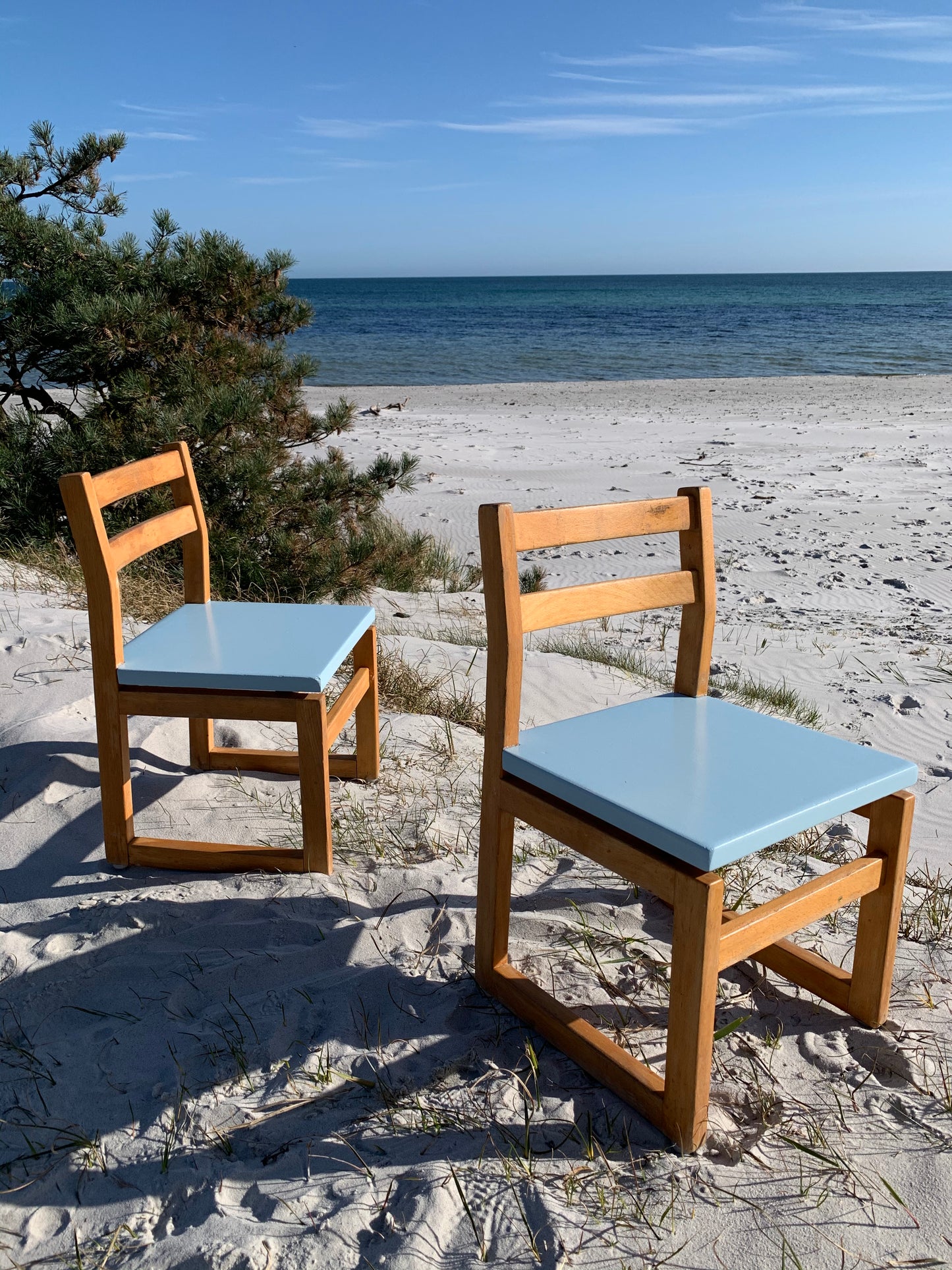 Kinderstuhl aus Holz mit Sitzfläche in hellblau - Der Preis gilt pro STCK.