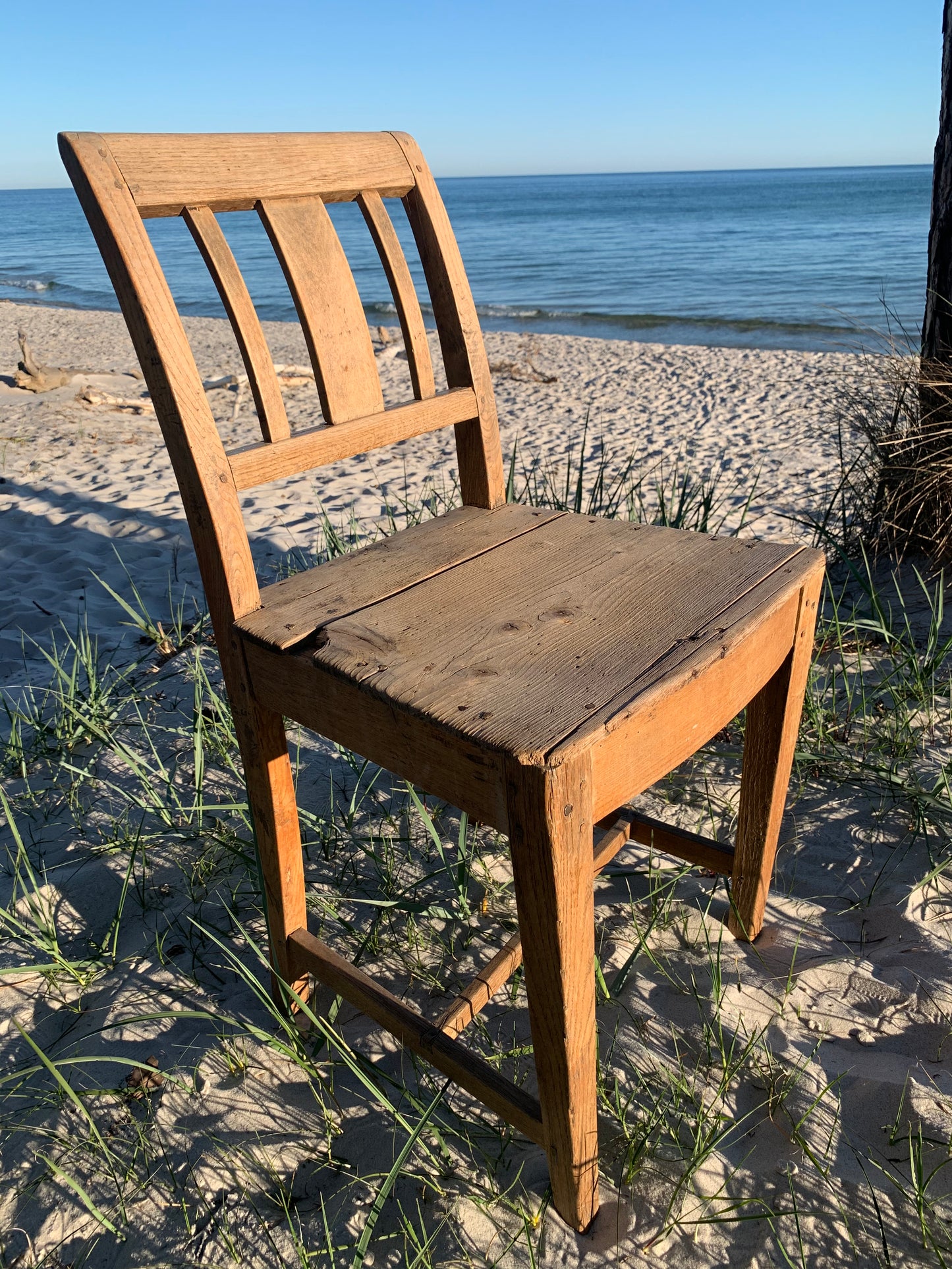 Alter Holzstuhl mit Patina