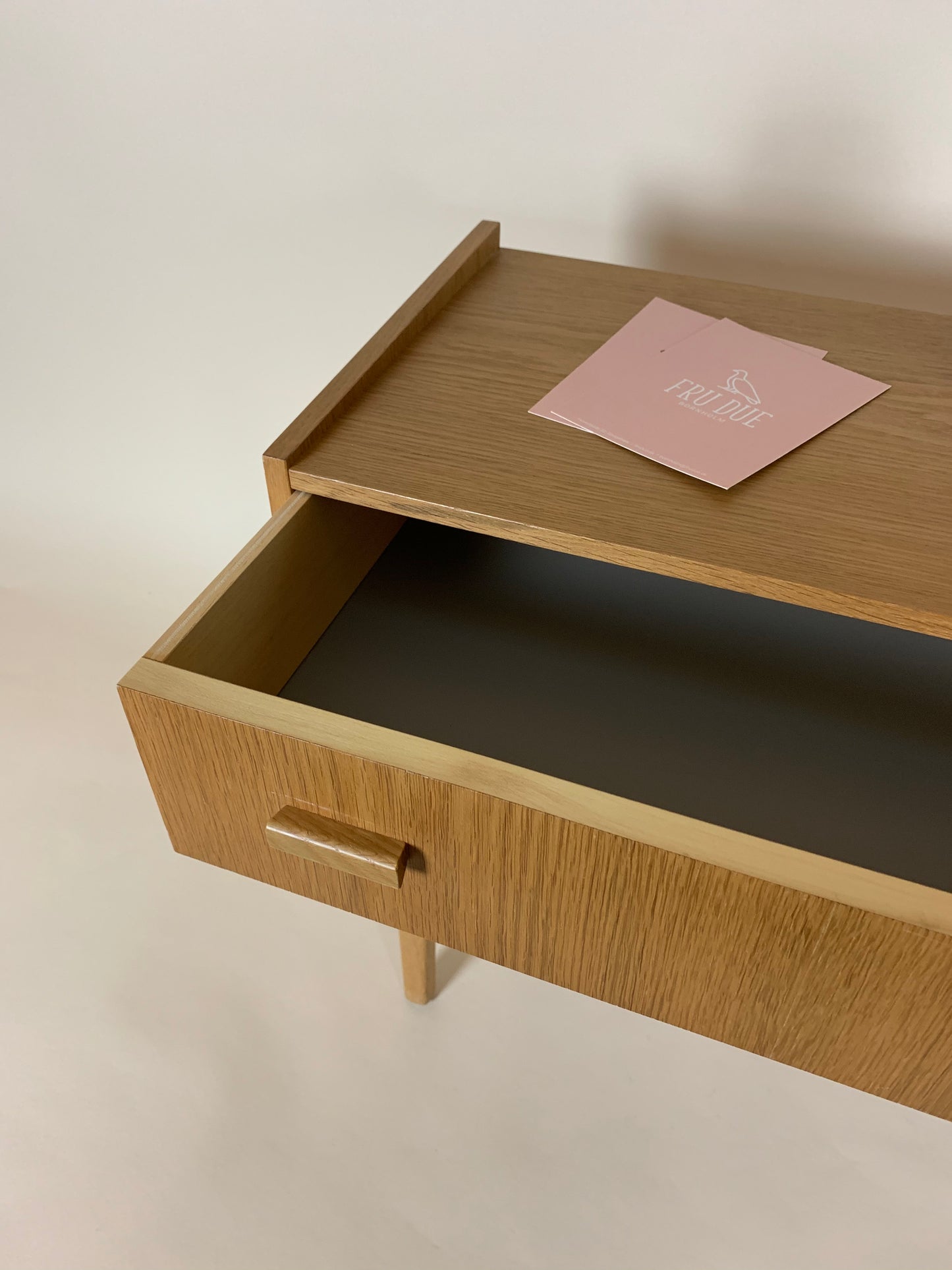 Kleiner Holztisch mit Schublade