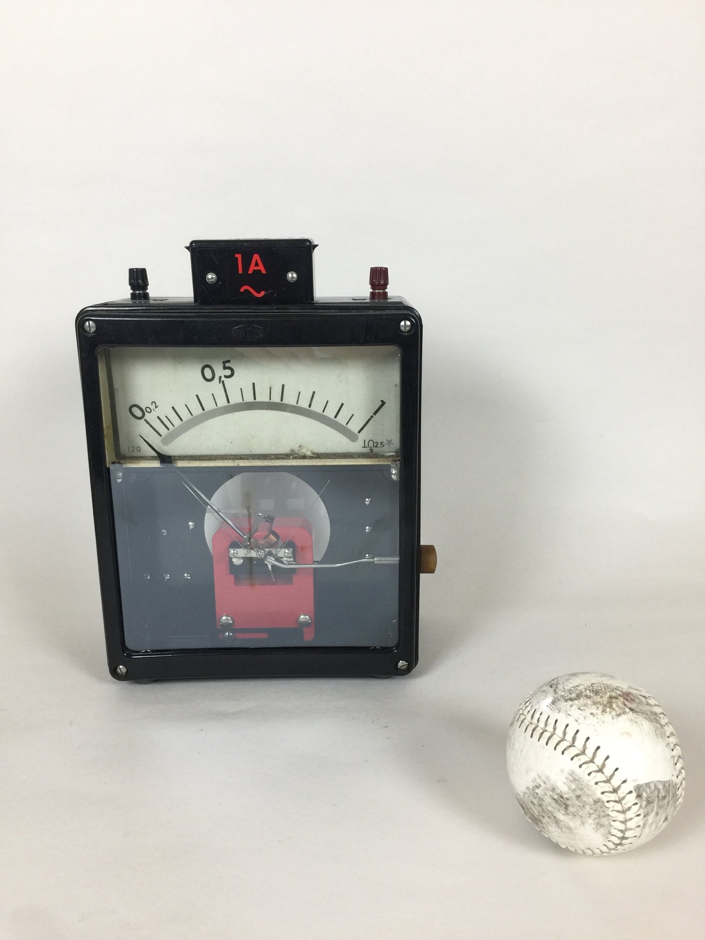 Rohes und dekoratives Voltmeter