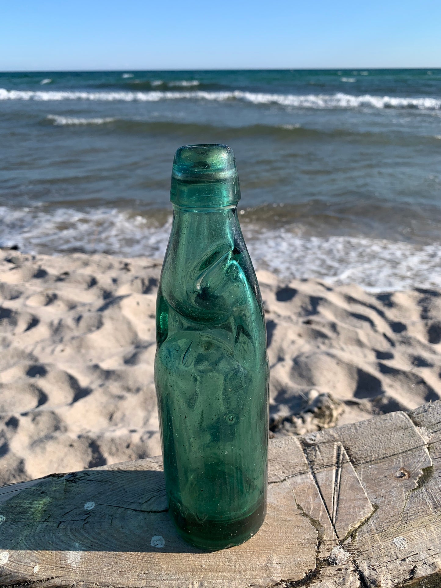 Alte rustikale Flasche mit Kugel