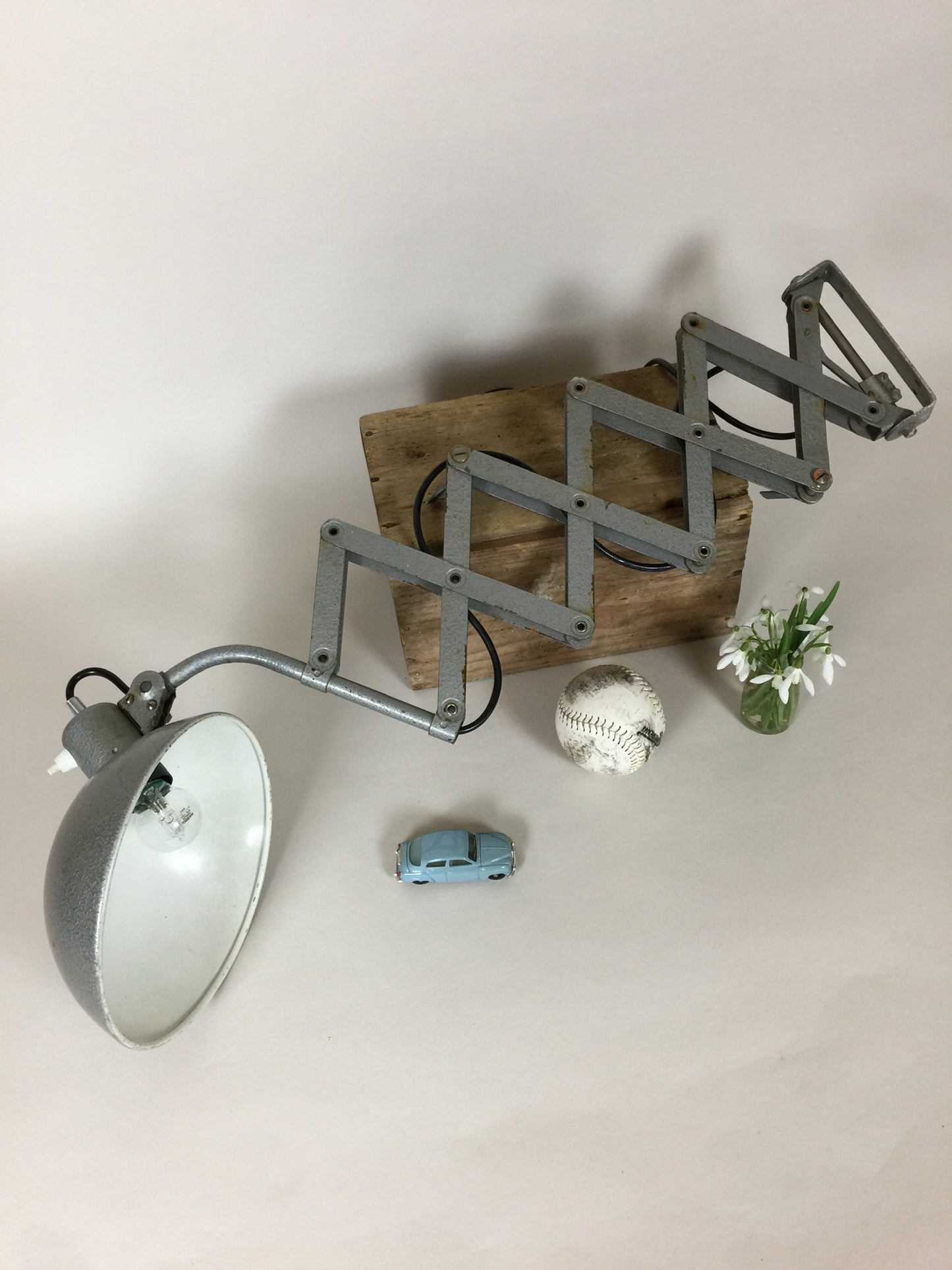 Schöne Scherenlampe in Hammerschlaglack von Bauhaus