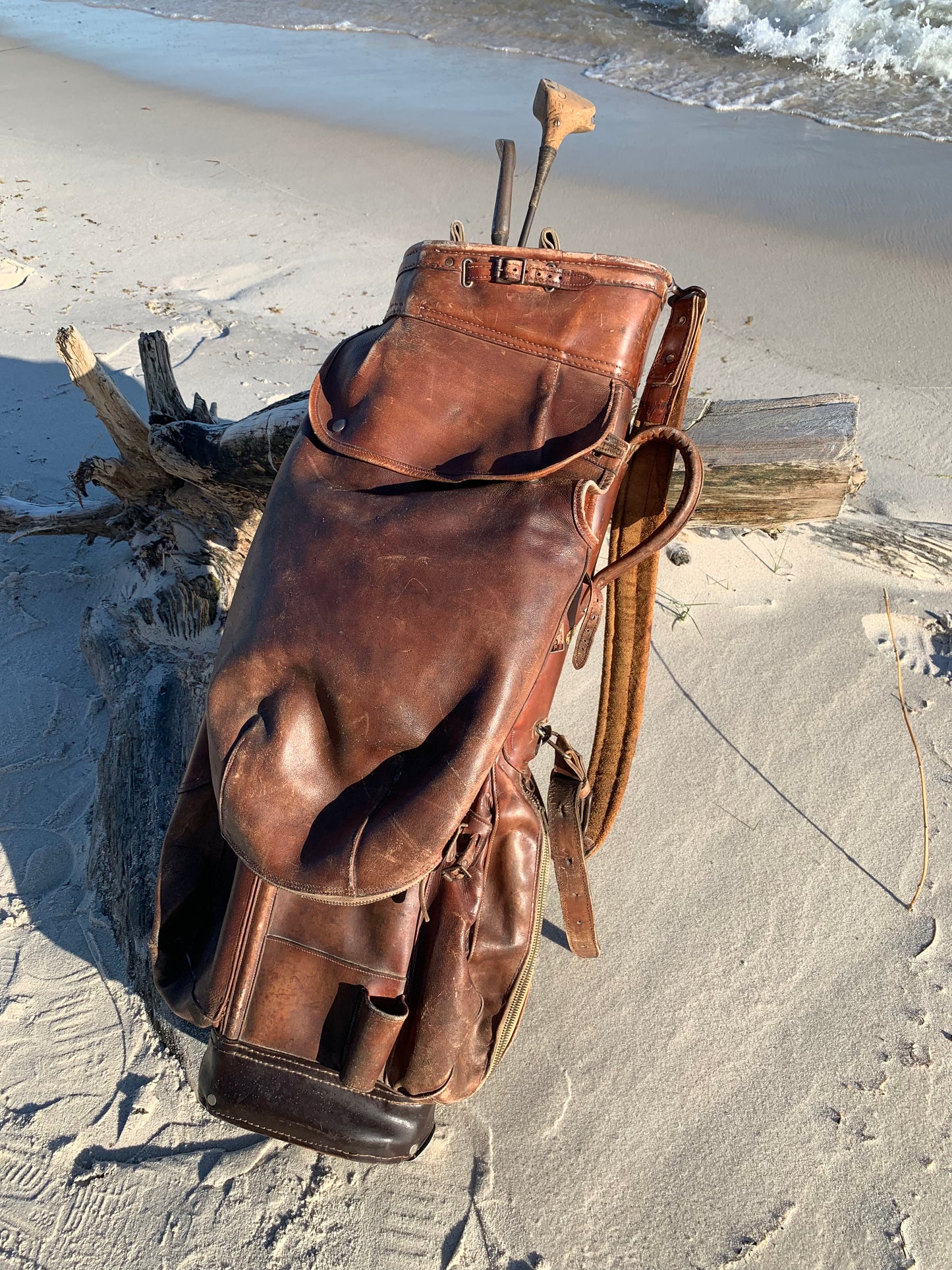 Alte Golftasche aus Leder mit zwei alten Schlägern