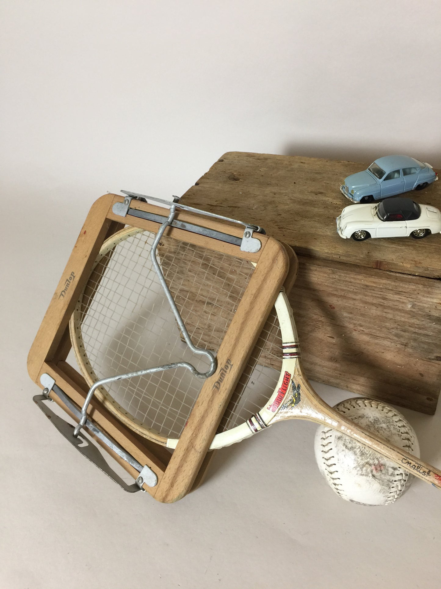 Alter und dekorativer Badmintonschläger mit Rahmen