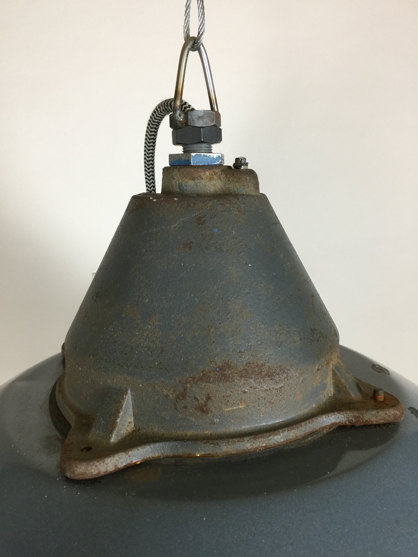 Rohe und industrielle Lampe in schöner blauer Farbe