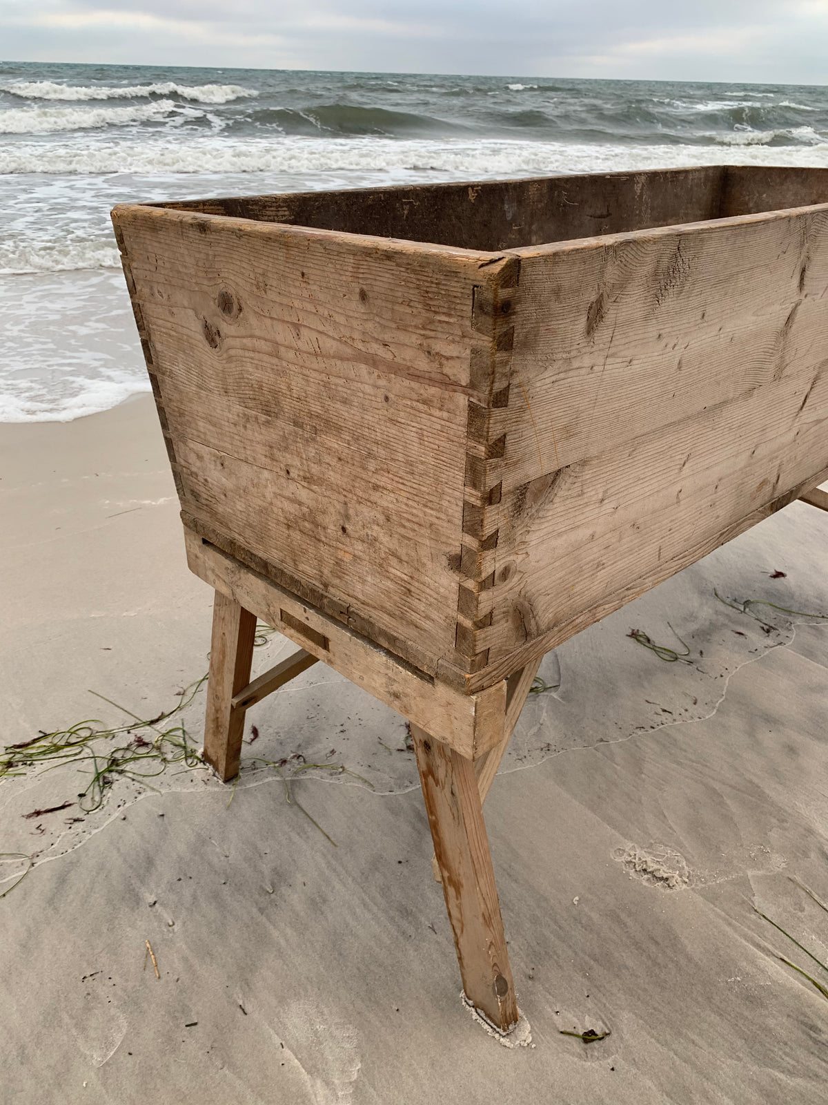 Sehr große Holzkiste mit Ständer