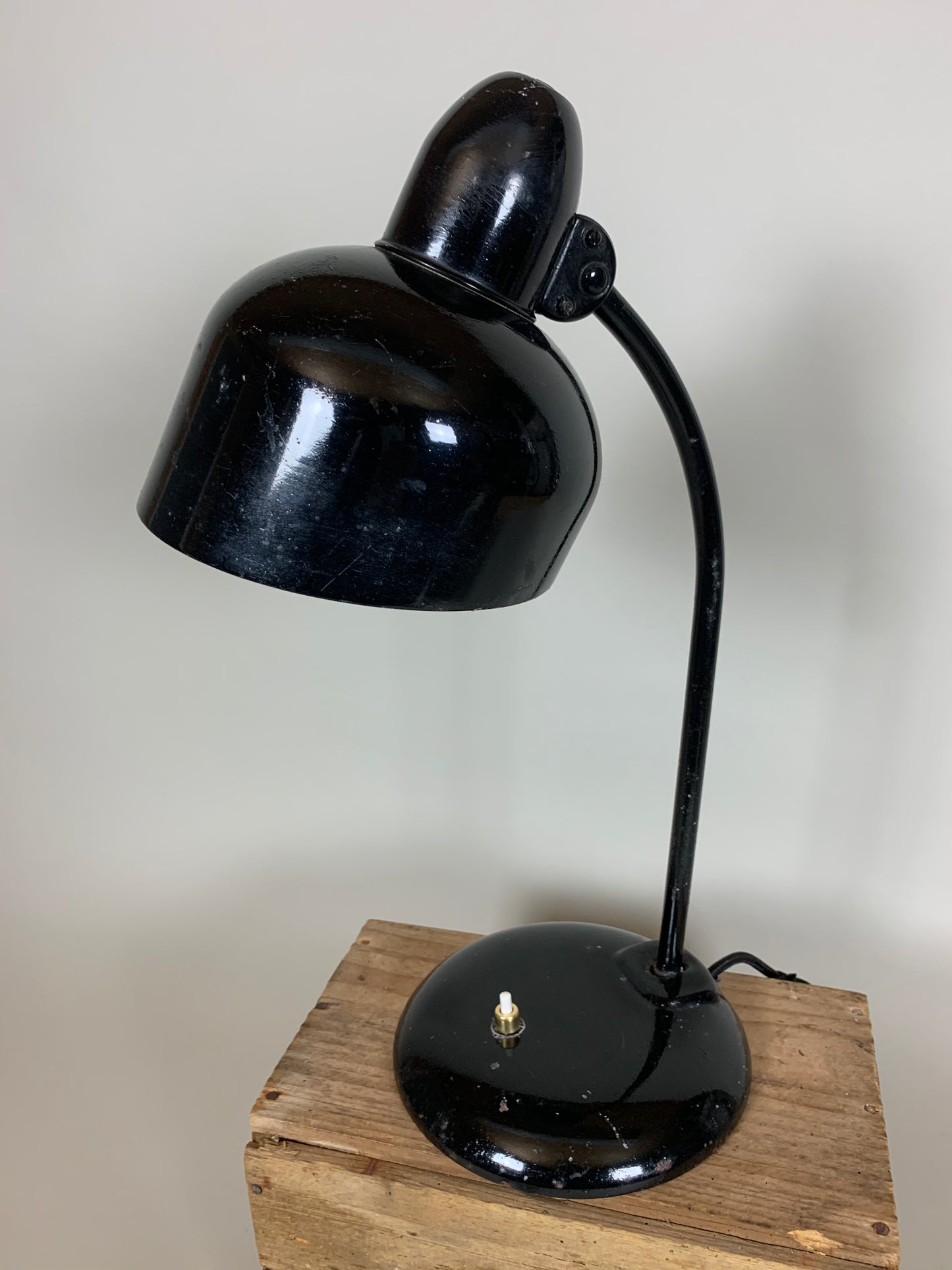 Schwarze Escolux Vintage Lampe mit viel schöner Patina