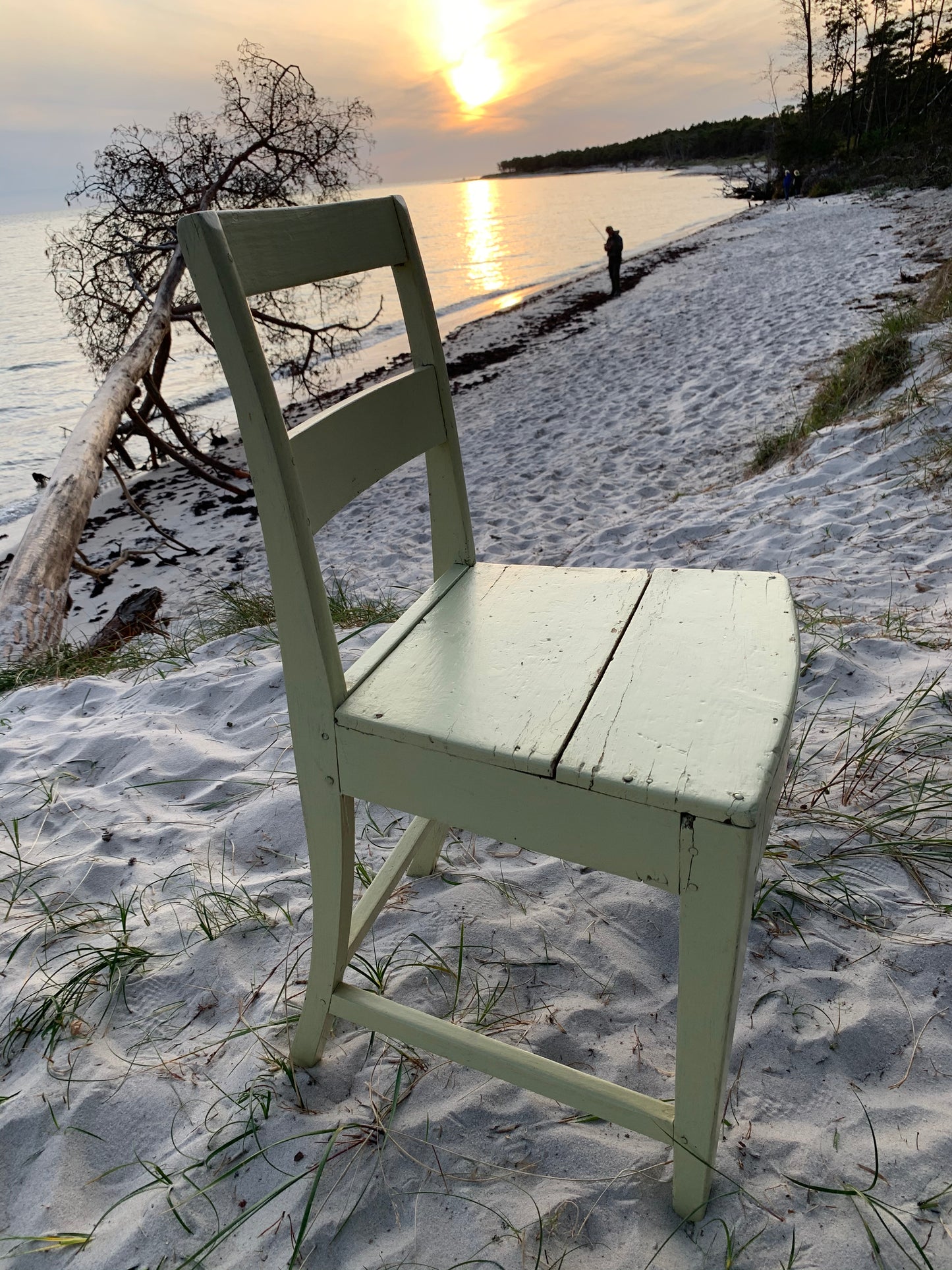 Schöner alter grüner Stuhl mit schöner Patina