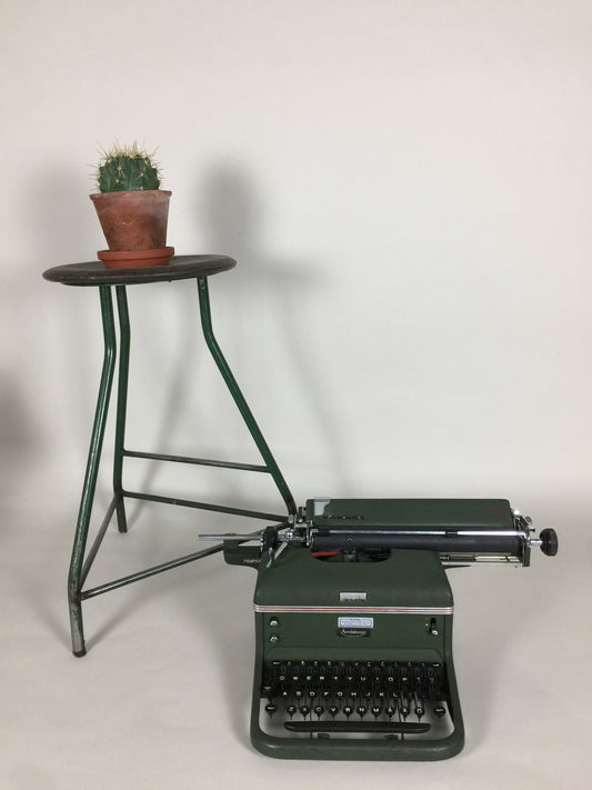 Schreibmaschine roh und dekorativ